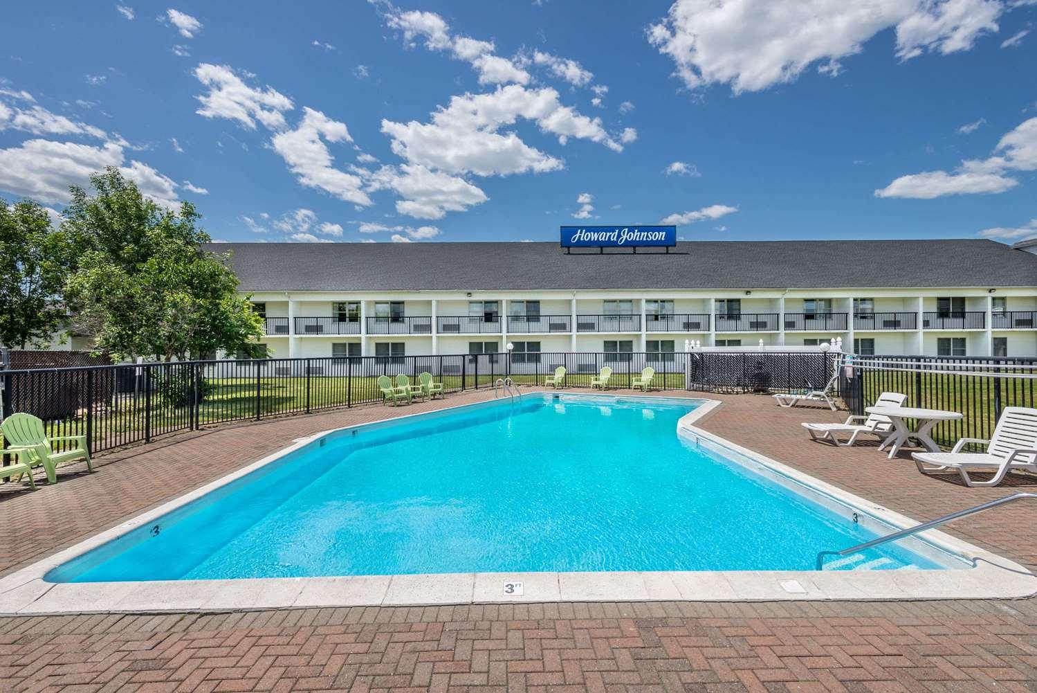 Vista Piscina Howard Johnson Inn - Bangor