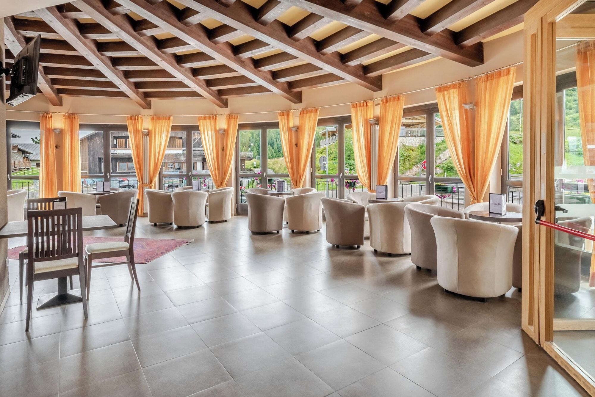 Bar/Salón Dolomiti Chalet Hotel