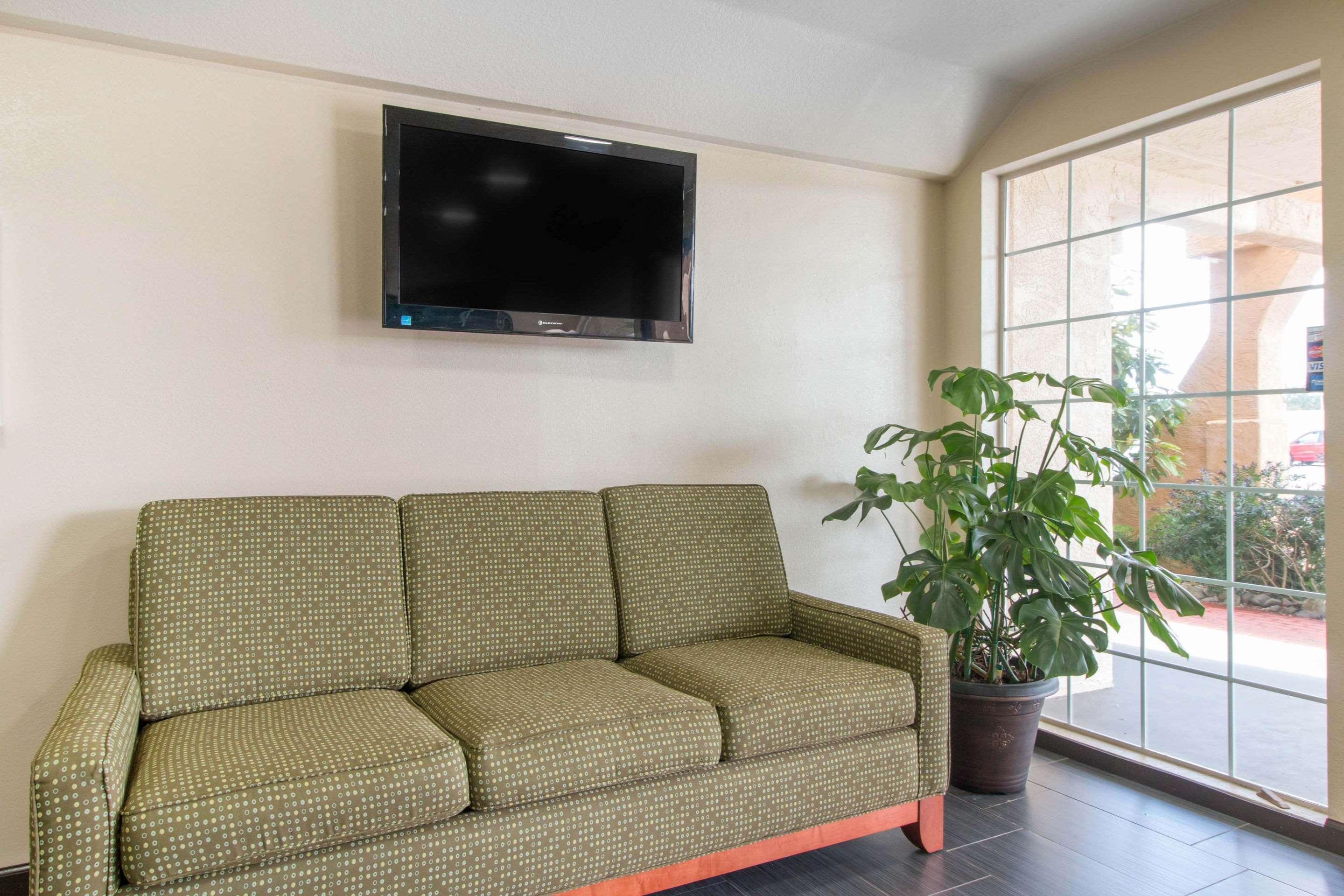 Vista Lobby Quality Inn & Suites Crescent City Redwood Coast