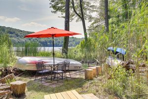Alquiler Vacacional - Lakefront New York Abode w/ Deck, Grill & Fire Pit