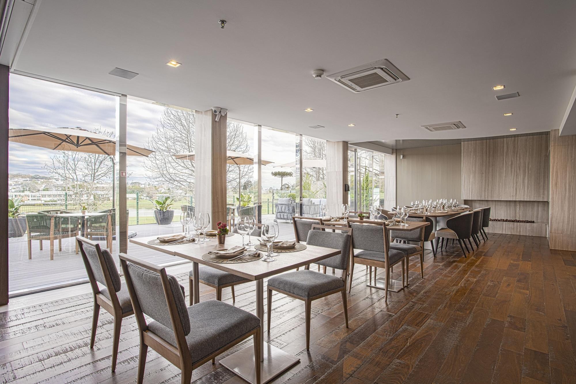 Restaurant Suryaa Hotel Pinhais, Curio Collection by Hilton