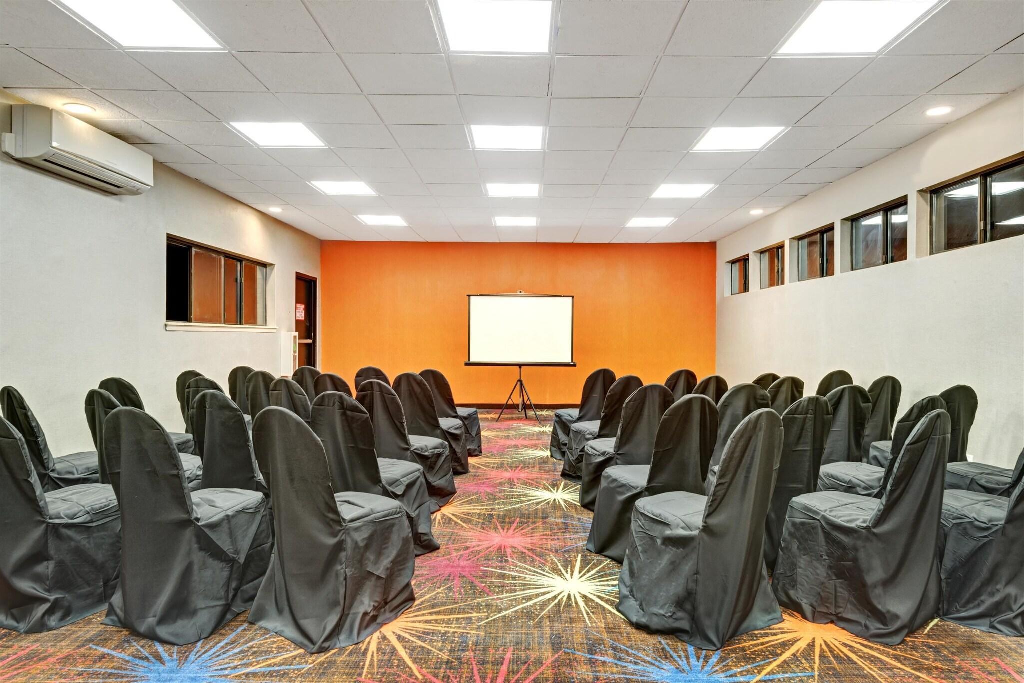 Centro de Negocios Days Inn by Wyndham Woodbury Long Island
