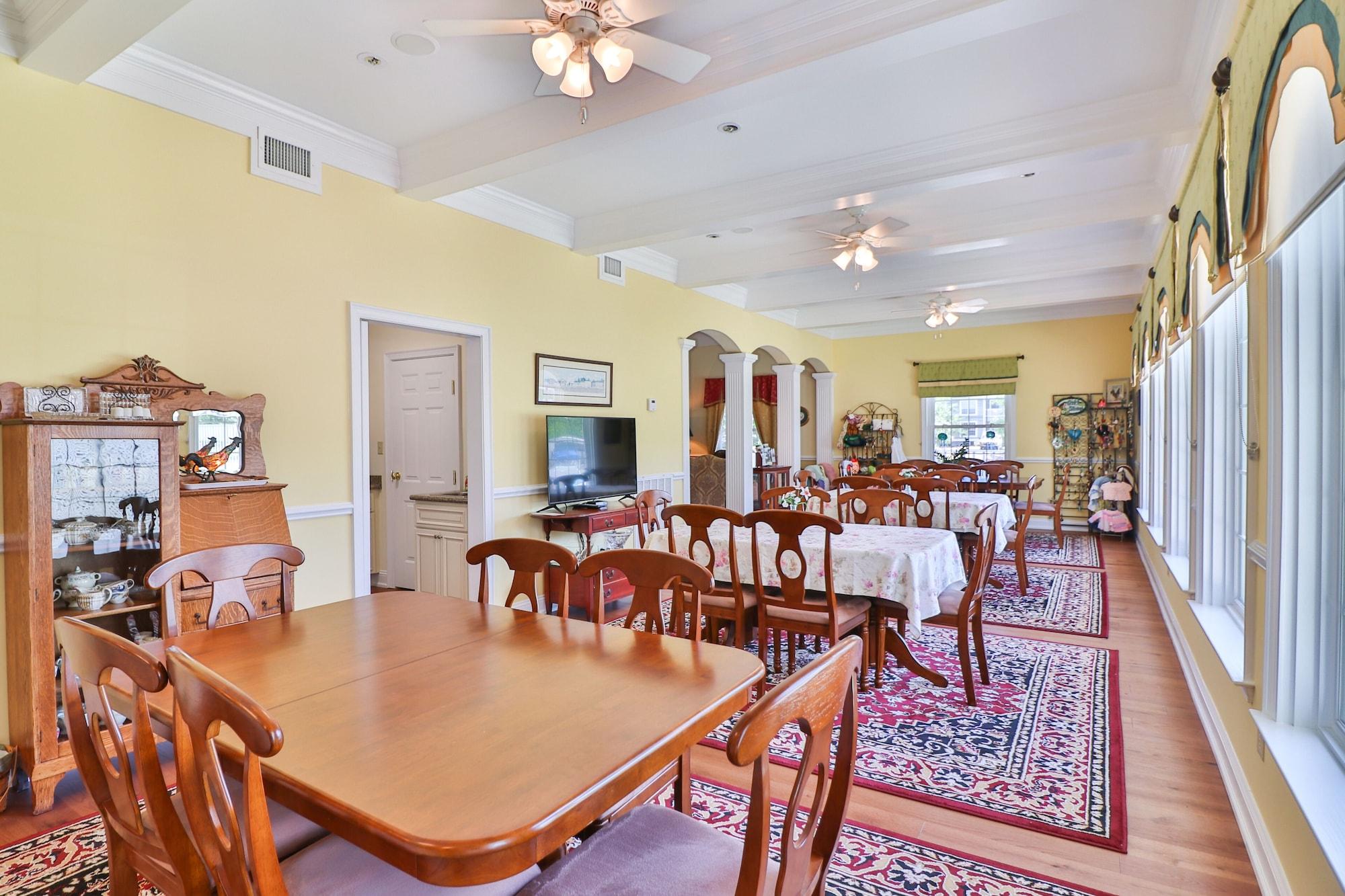 Restaurant The Cypress Inn Bed & Breakfast