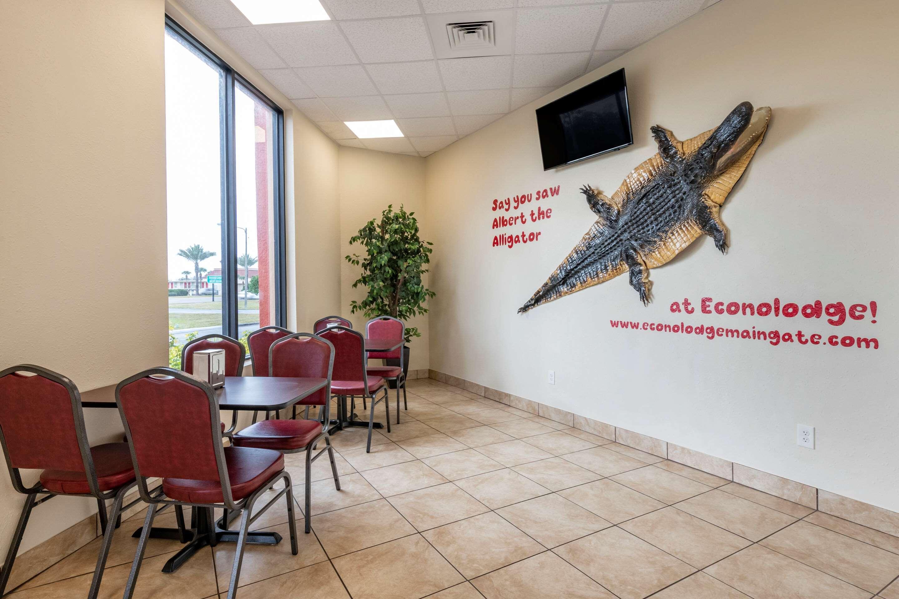 Restaurant Econo Lodge Inn & Suites Maingate Central