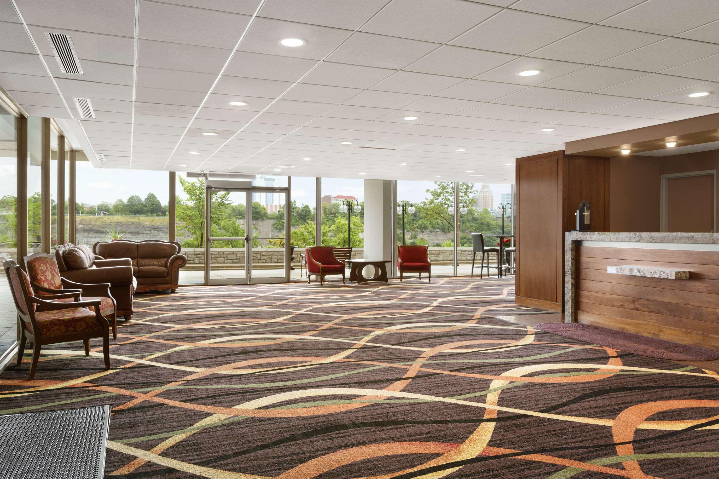 Vista Lobby Travelodge by Wyndham Niagara Falls Fallsview