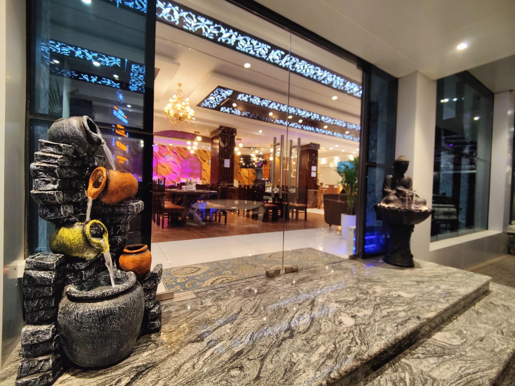 Vista Exterior Hotel Mandi Heights - Bar, Fine Dining & Banquet Hall