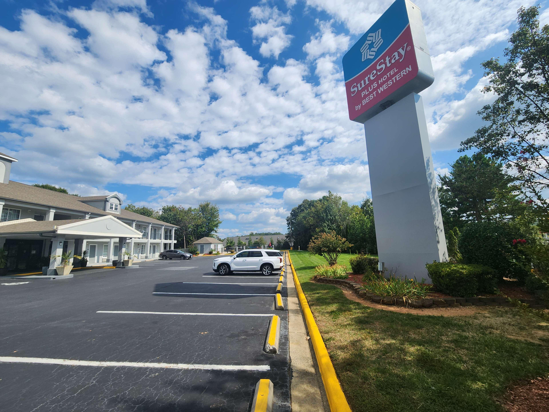 Vista Exterior SureStay Plus Hotel by Best Western Asheboro