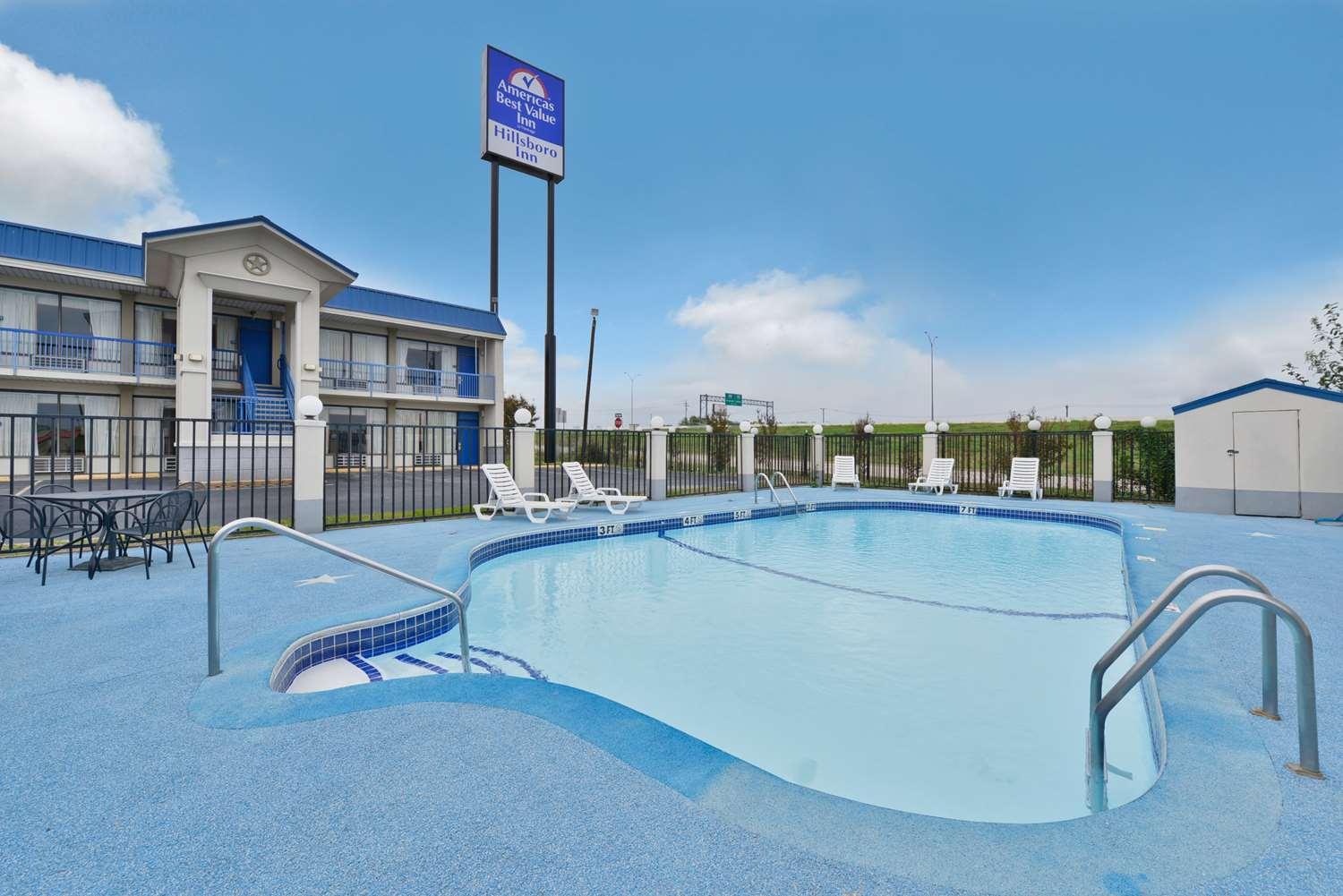 Vista Piscina Americas Best Value Inn Hillsboro