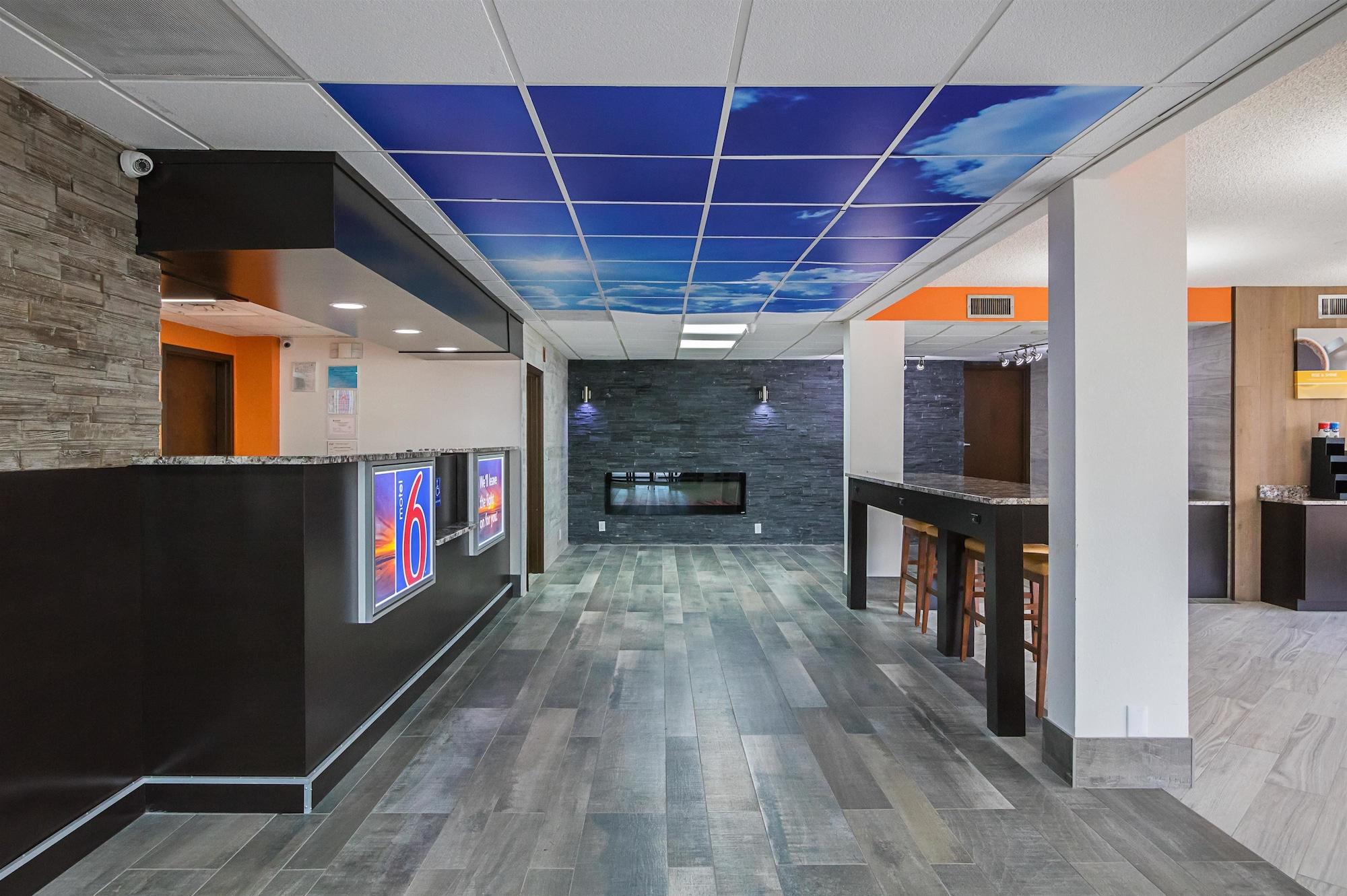 Vista Lobby Motel 6 Savannah, GA - Midtown