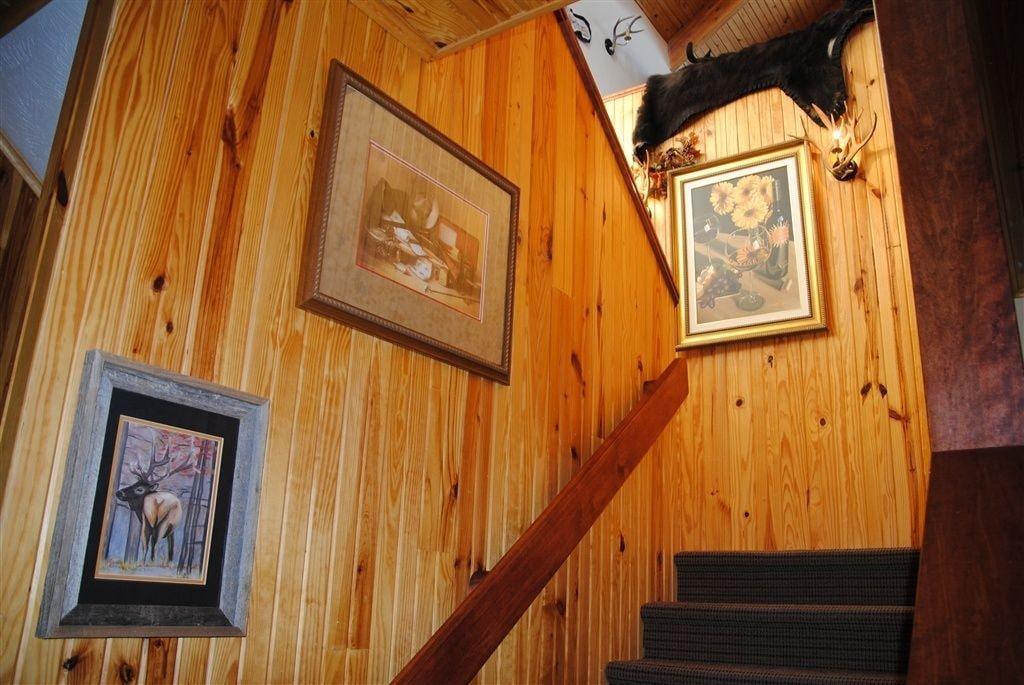 Varios Comstock Premier Lodge
