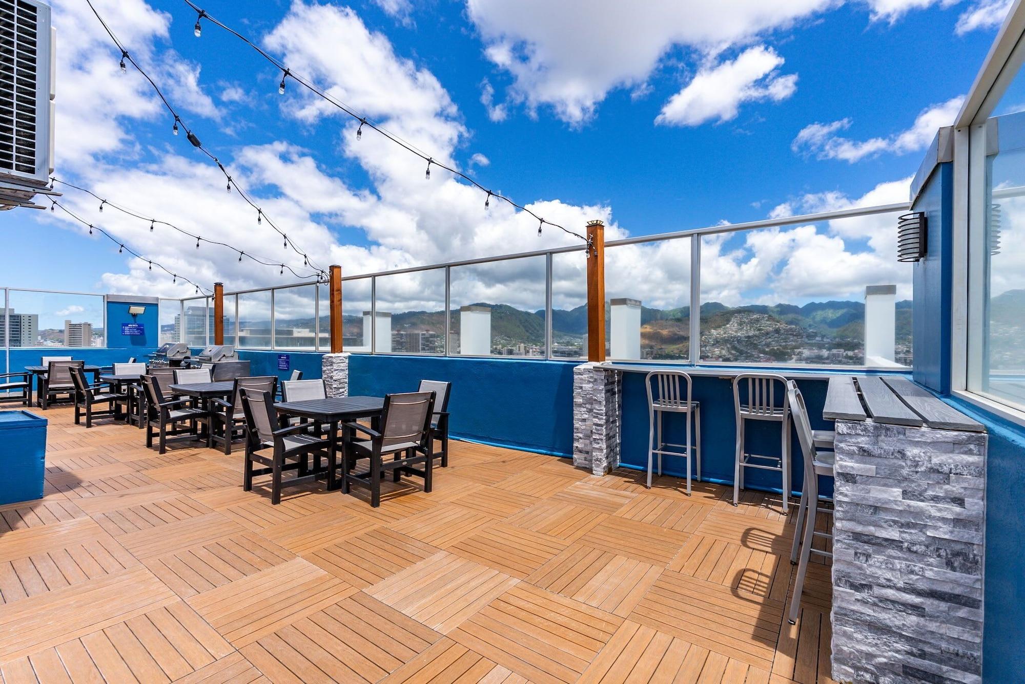 Restaurant Newly Innovated Oceanview Beach Condo - Sauna Pool
