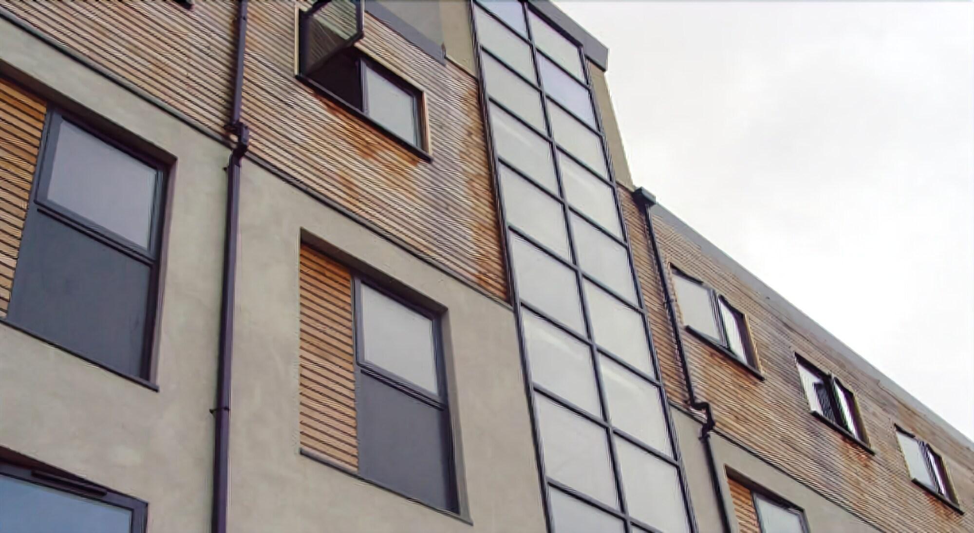 Varios Alton Apartments