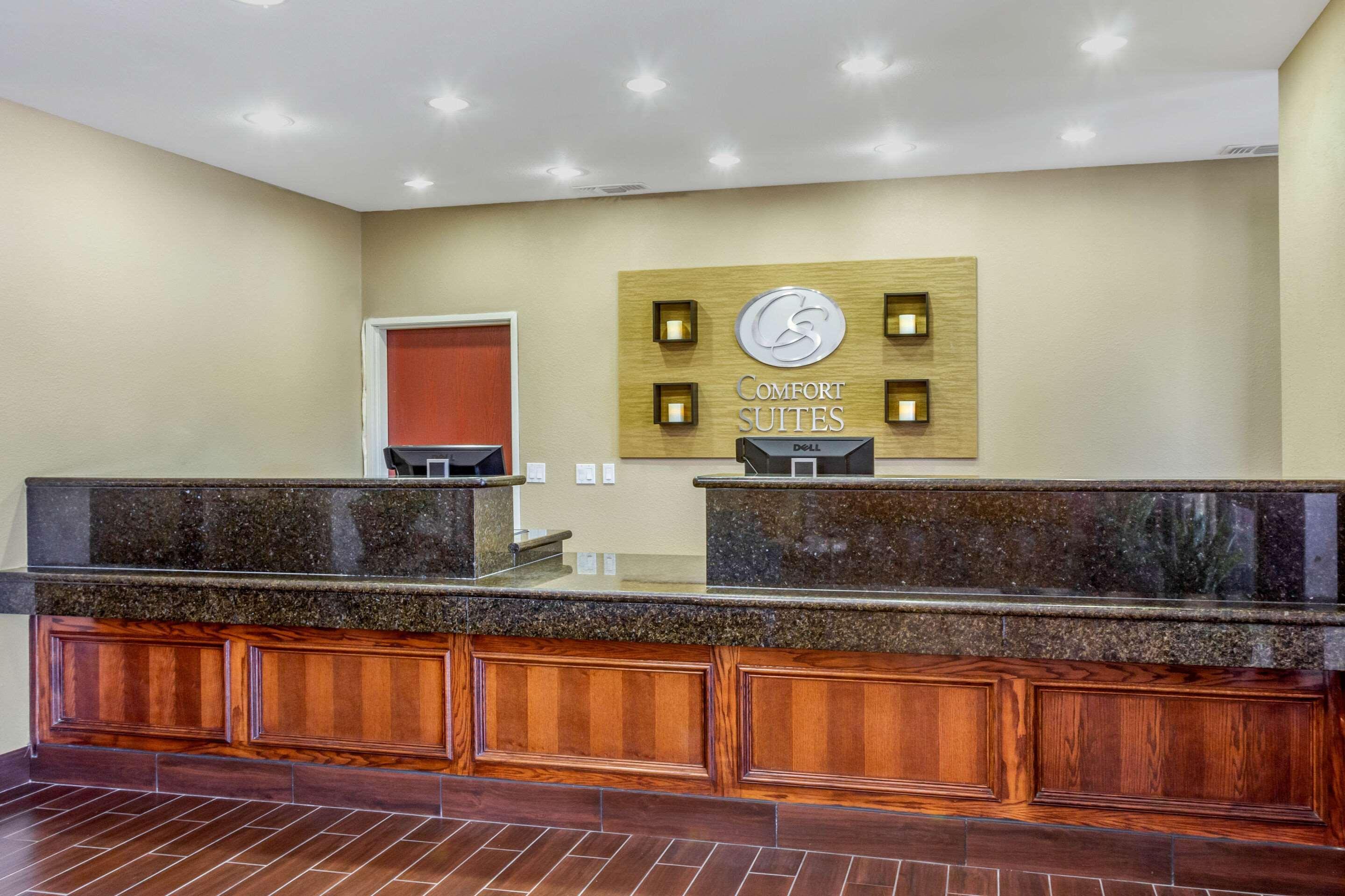Vista Lobby Comfort Suites Plainview