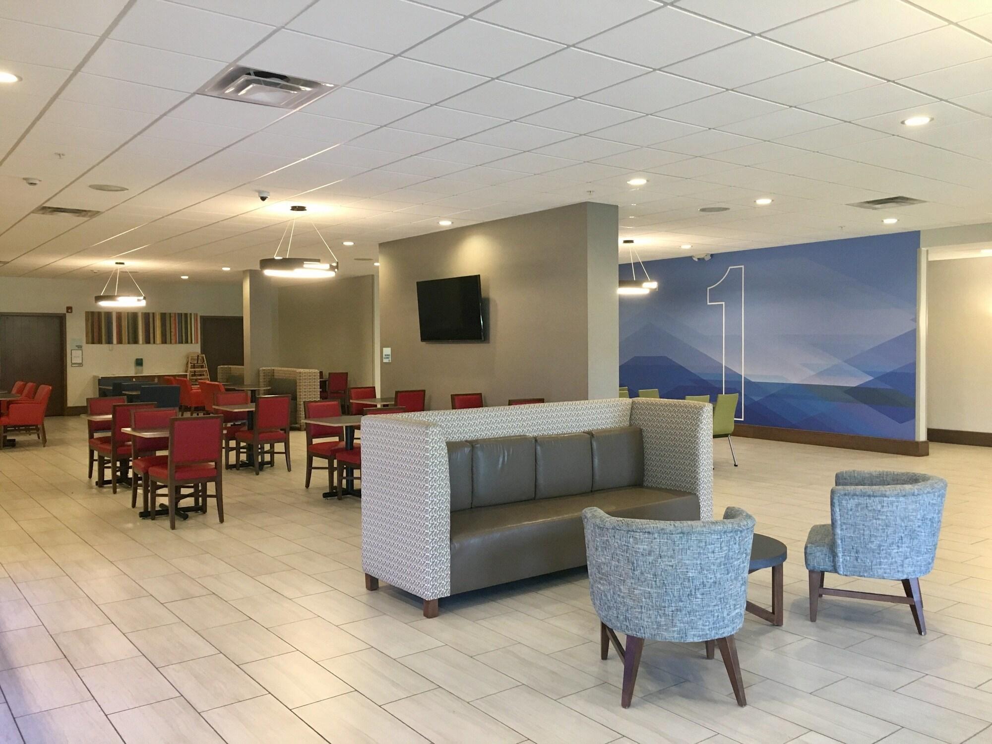 Vista Lobby Holiday Inn Express Grand Island - Niagara Falls by IHG