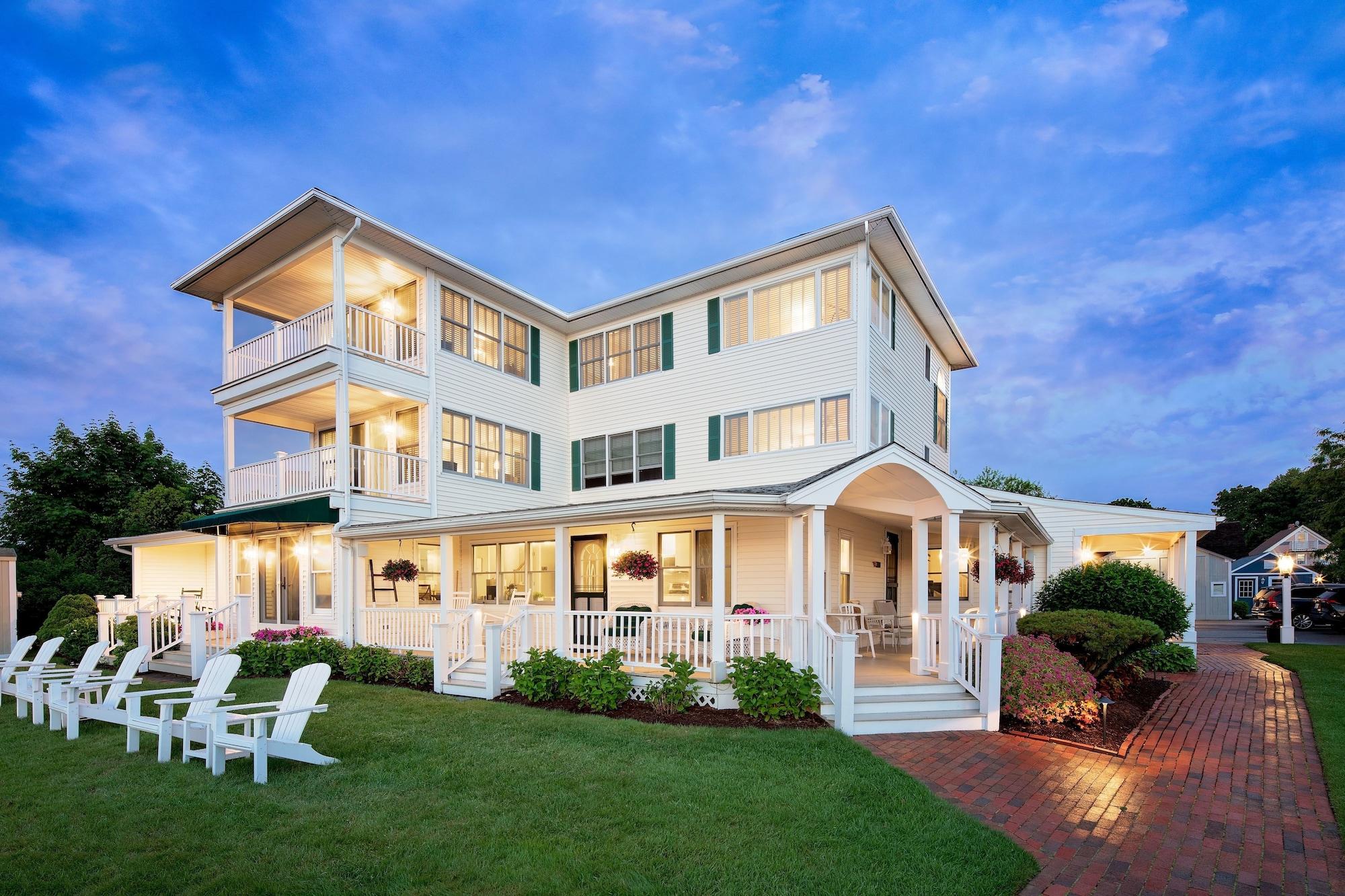 Vista Exterior Inn at Harbor Hill Marina