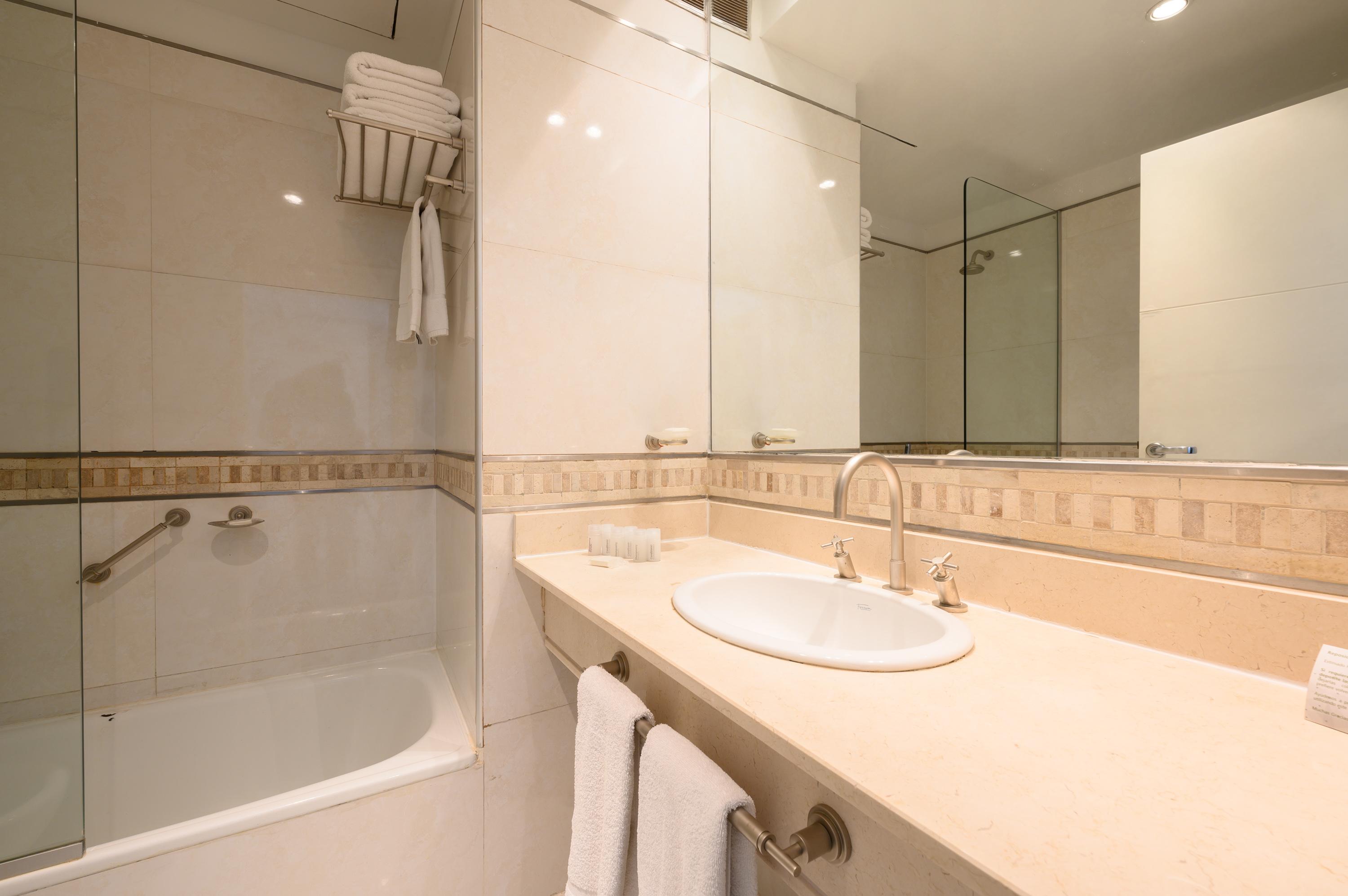 Baño Orfeo Suites Hotel