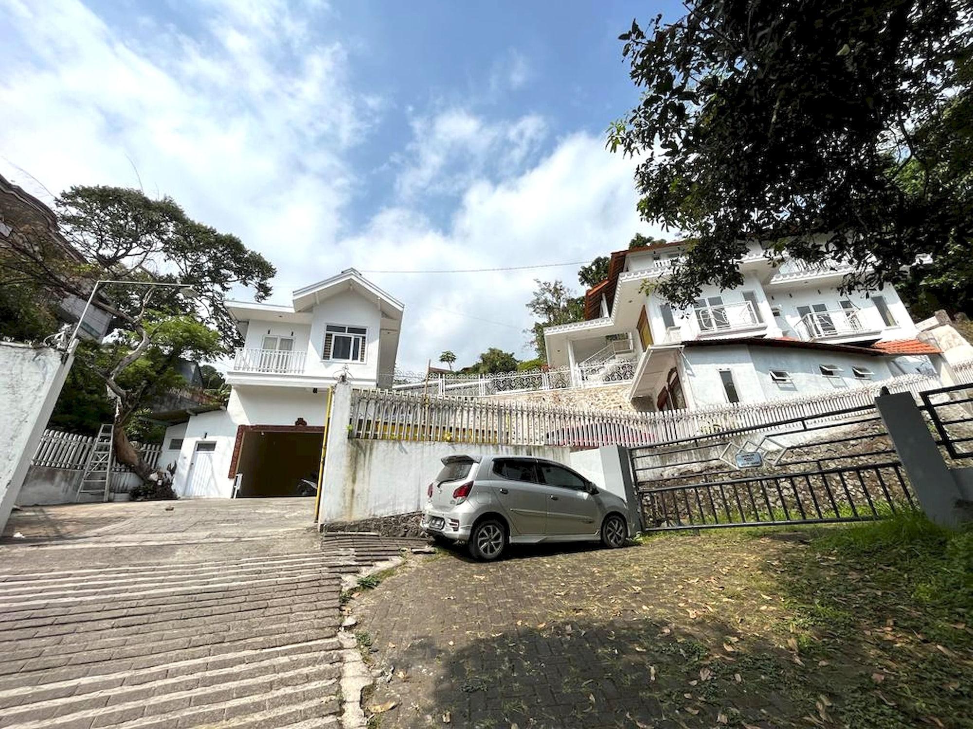 Varios OYO LIFE 92844 Penginapan Cibodas