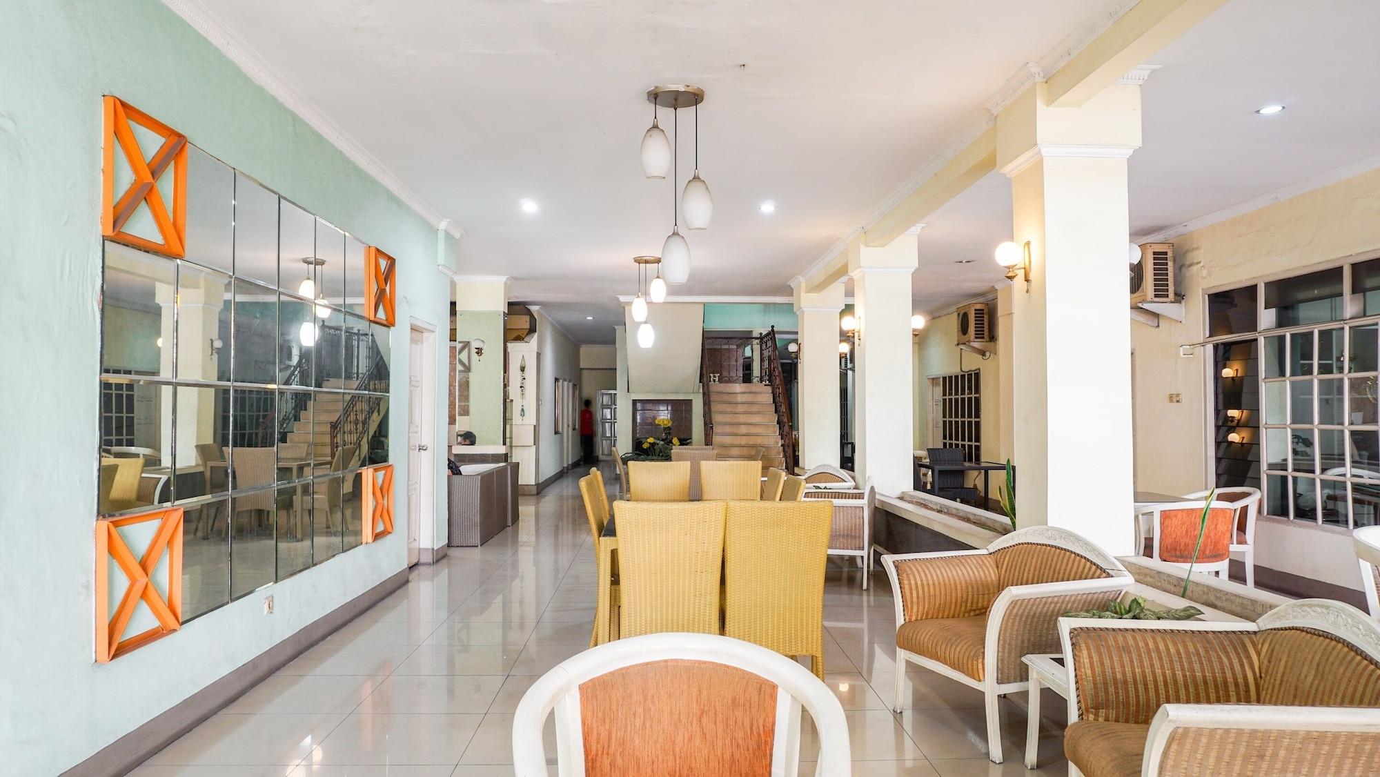 Restaurant OYO 2085 Chrysanta Hotel