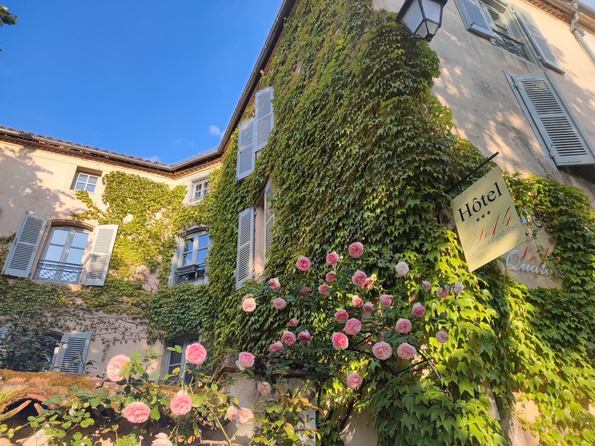 Varios Hôtel Le Quatorze
