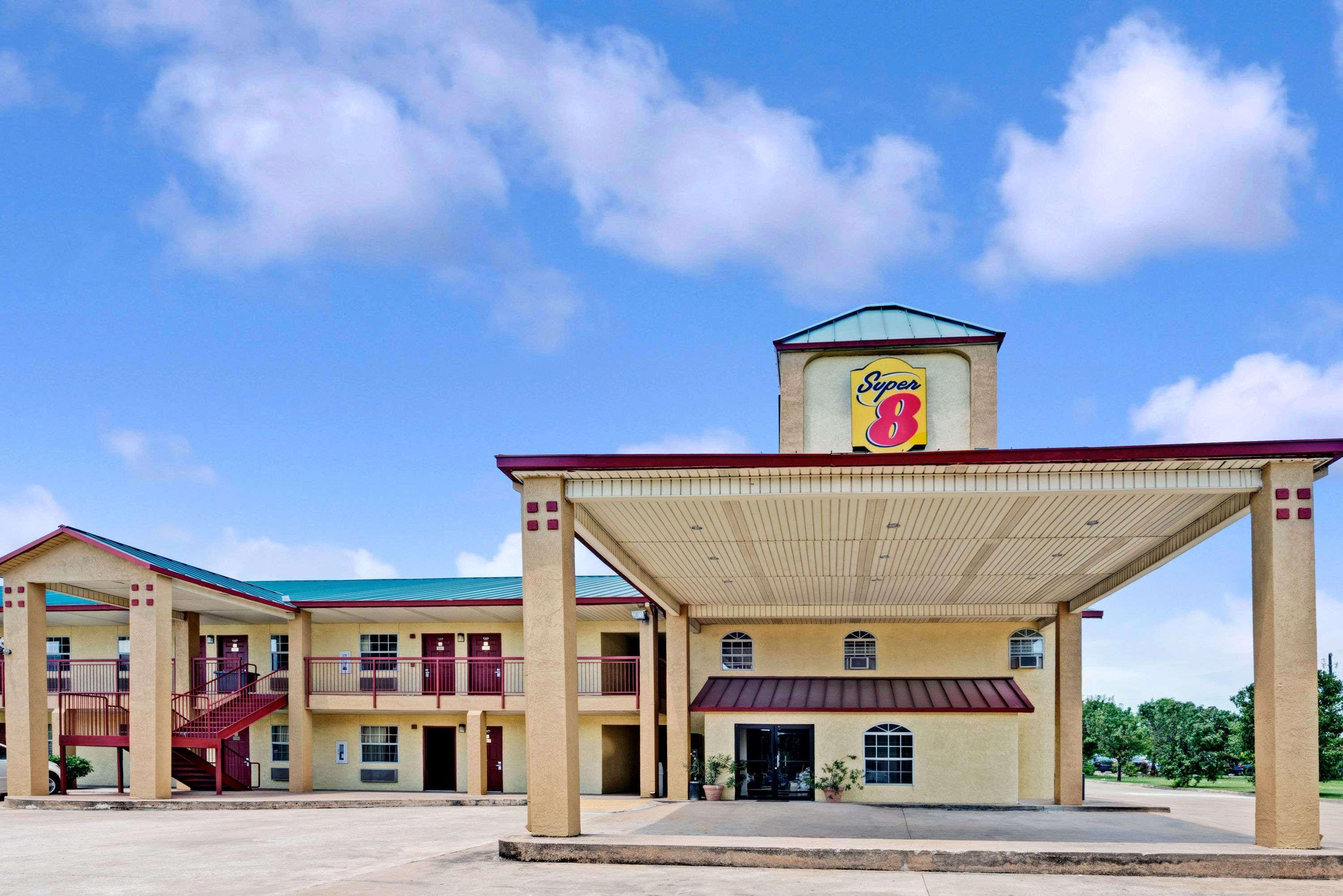 Vista Exterior Super 8 by Wyndham Dallas South