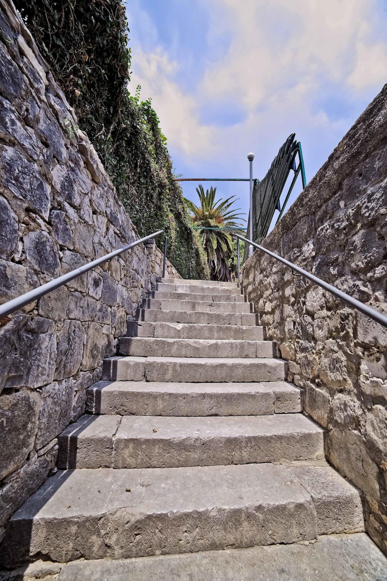 Varios Garden Apartment Hotel