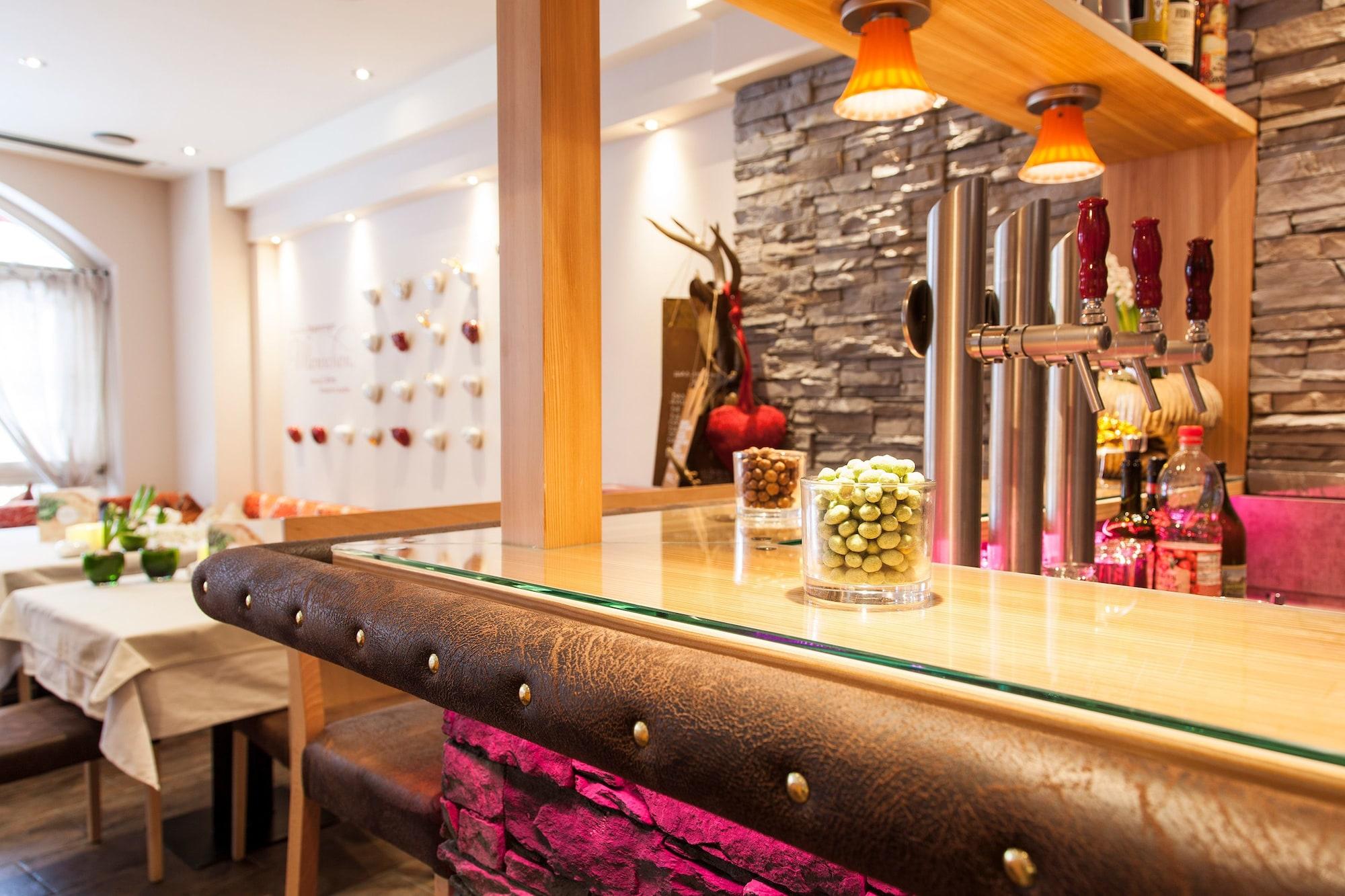 Bar/Salón Am Dorfplatz Suites - Adults Only