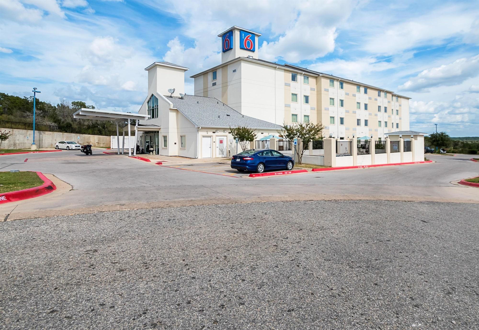 Vista Exterior Motel 6 Marble Falls, TX