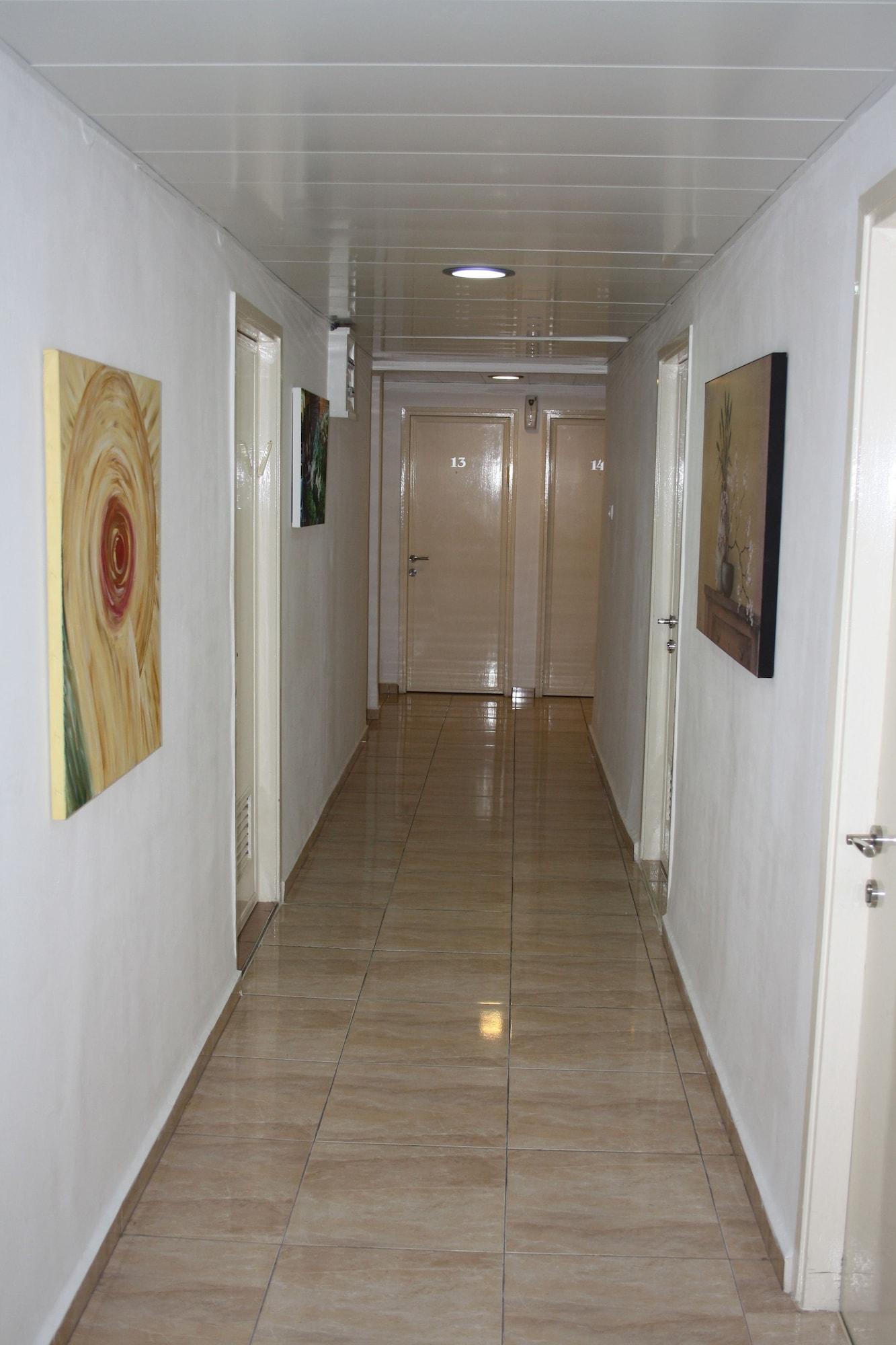 Varios Ga'aton Motel