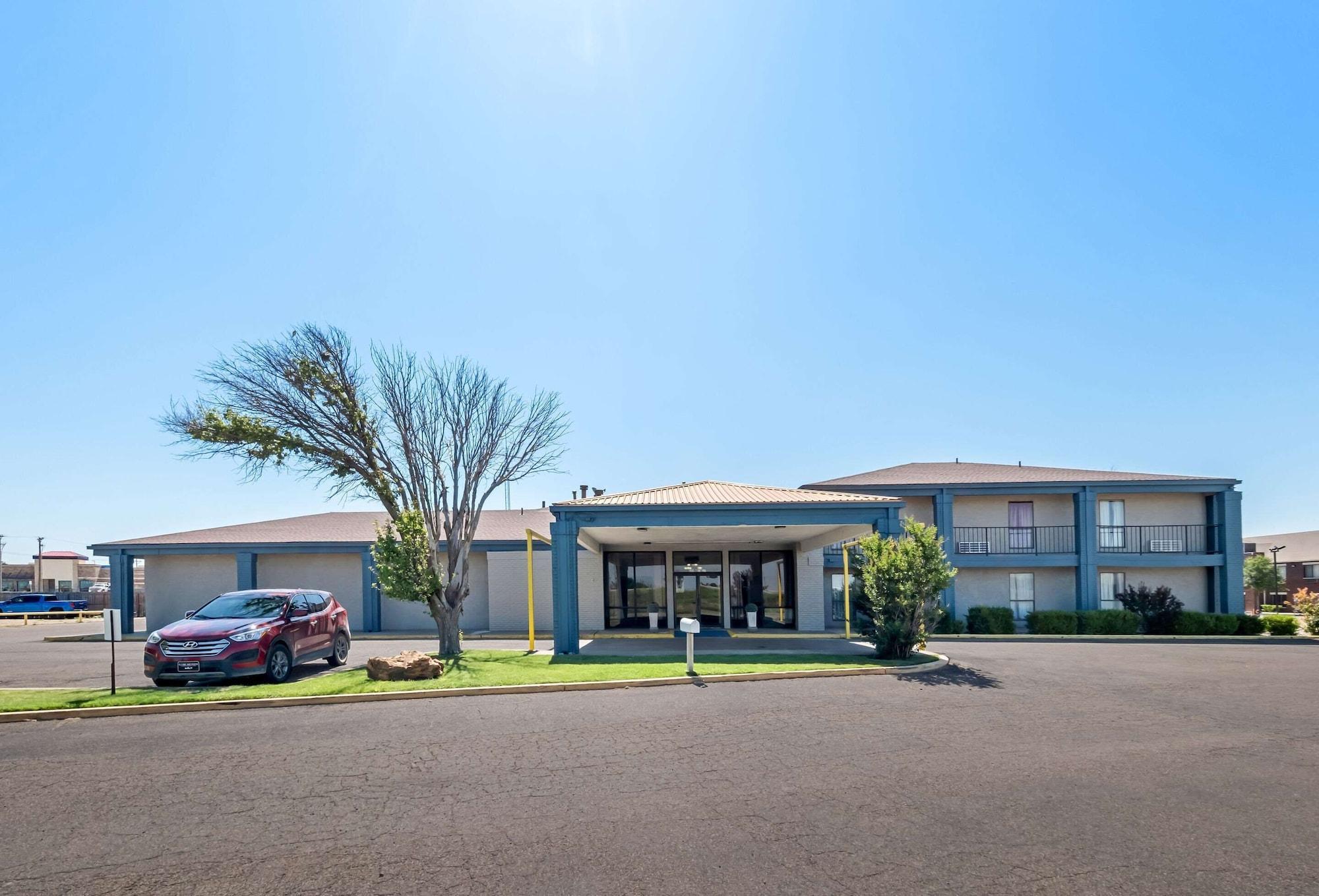 Vista Exterior Quality Inn Plainview