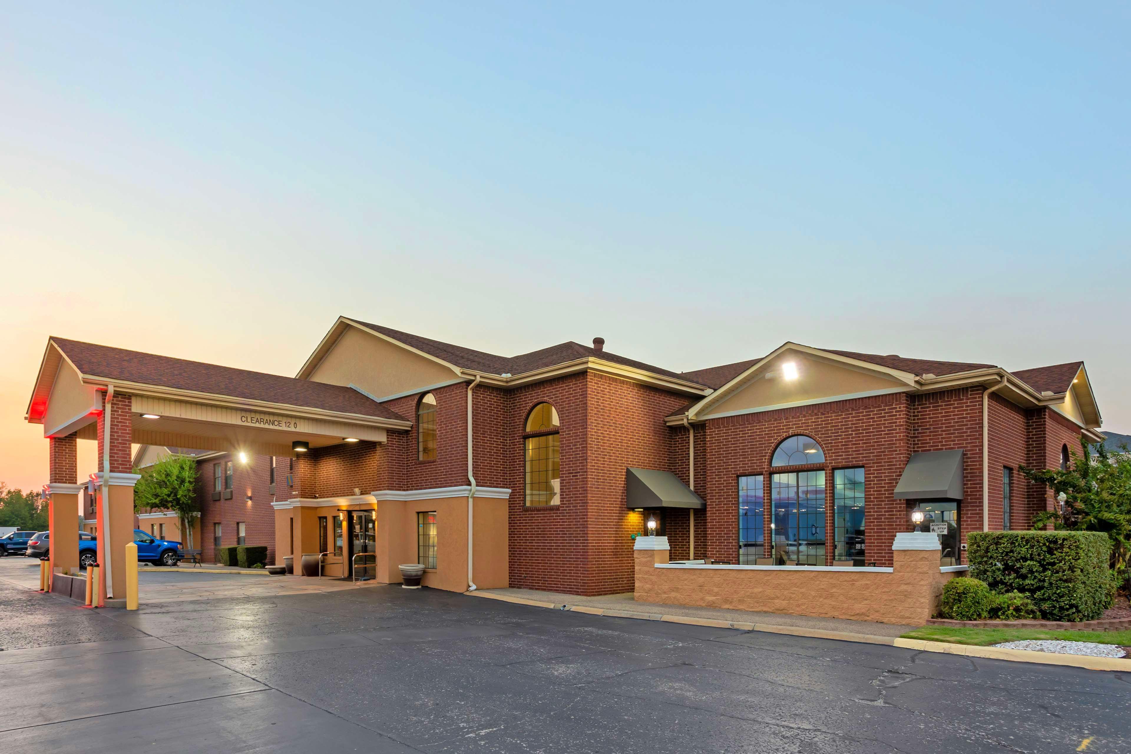 Vista Exterior Best Western Plus Lonoke Hotel