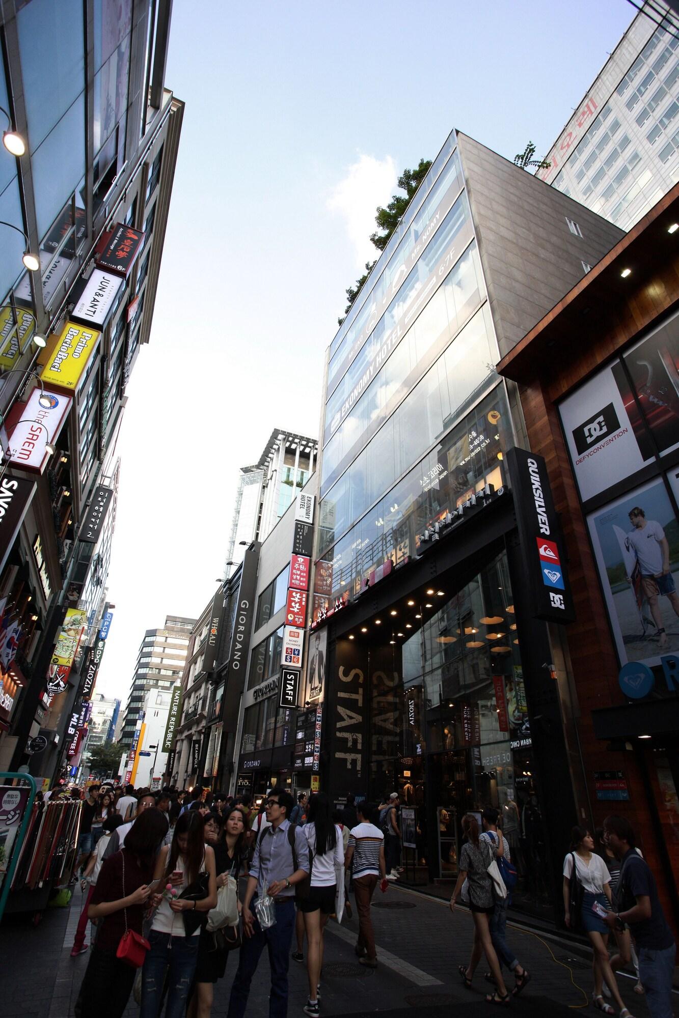 Vista Exterior Ekonomy Hotel Myeongdong premier
