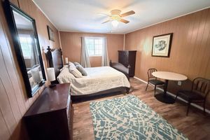 Alquiler Vacacional - R&R cabin is a cozy 2-bedroom house in  Mammoth Spring with a Spring River view!