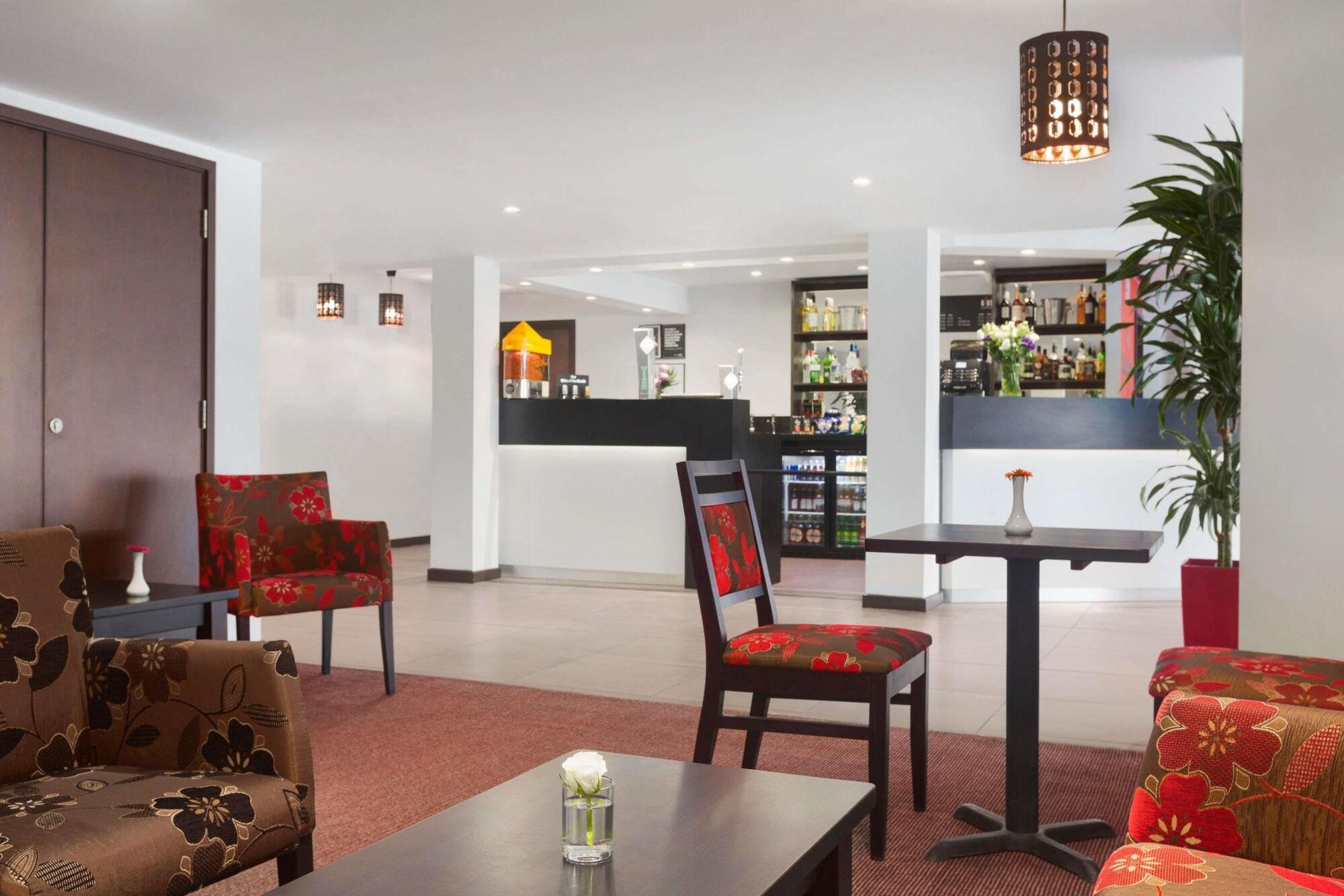 Bar/Salón Ramada by Wyndham Milton Keynes