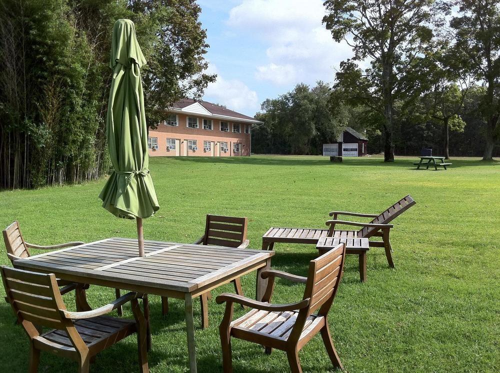 Vista Exterior Budget Host East End Hotel in Riverhead