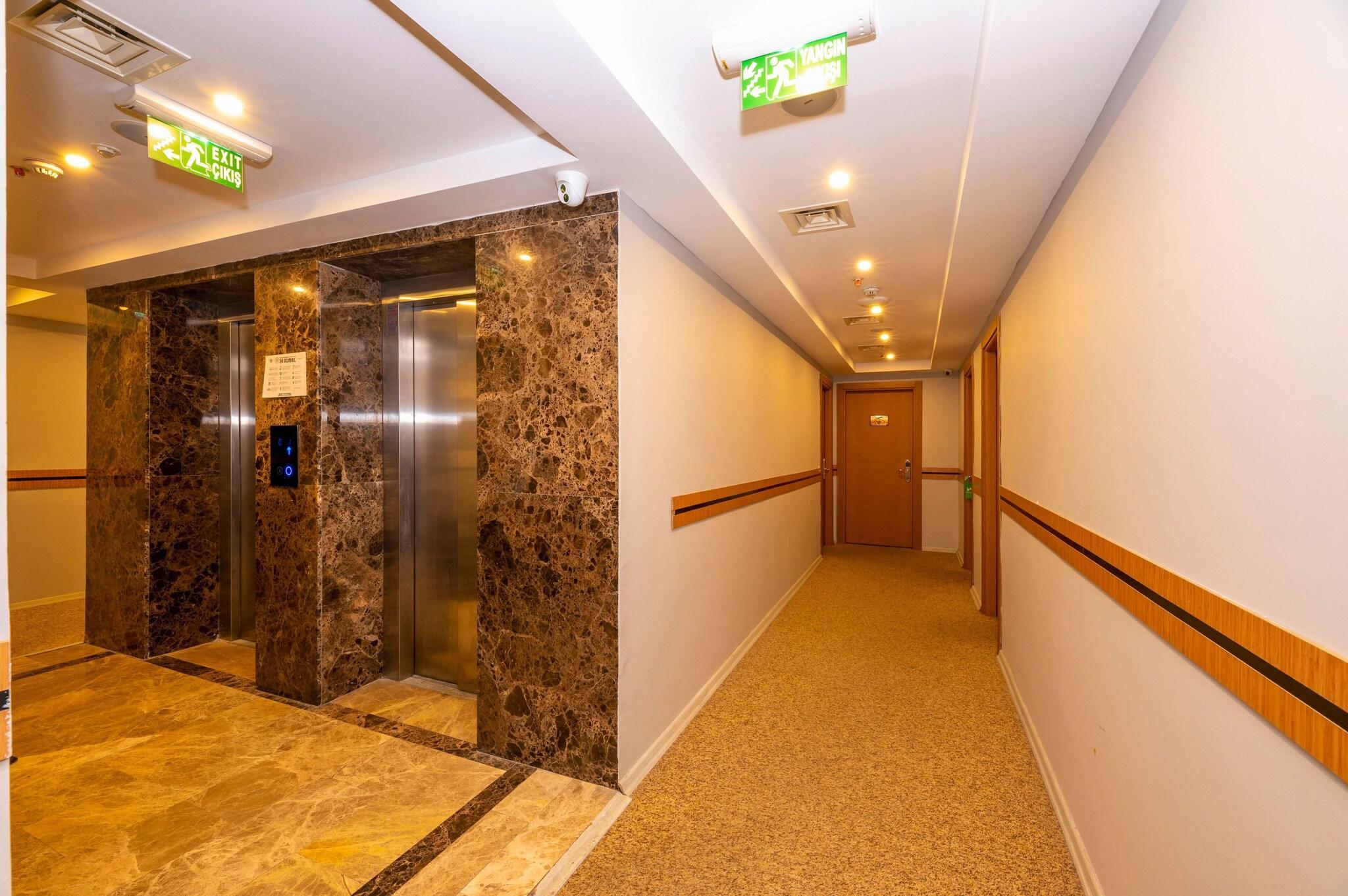 Vista Lobby Grand Palace Hotel