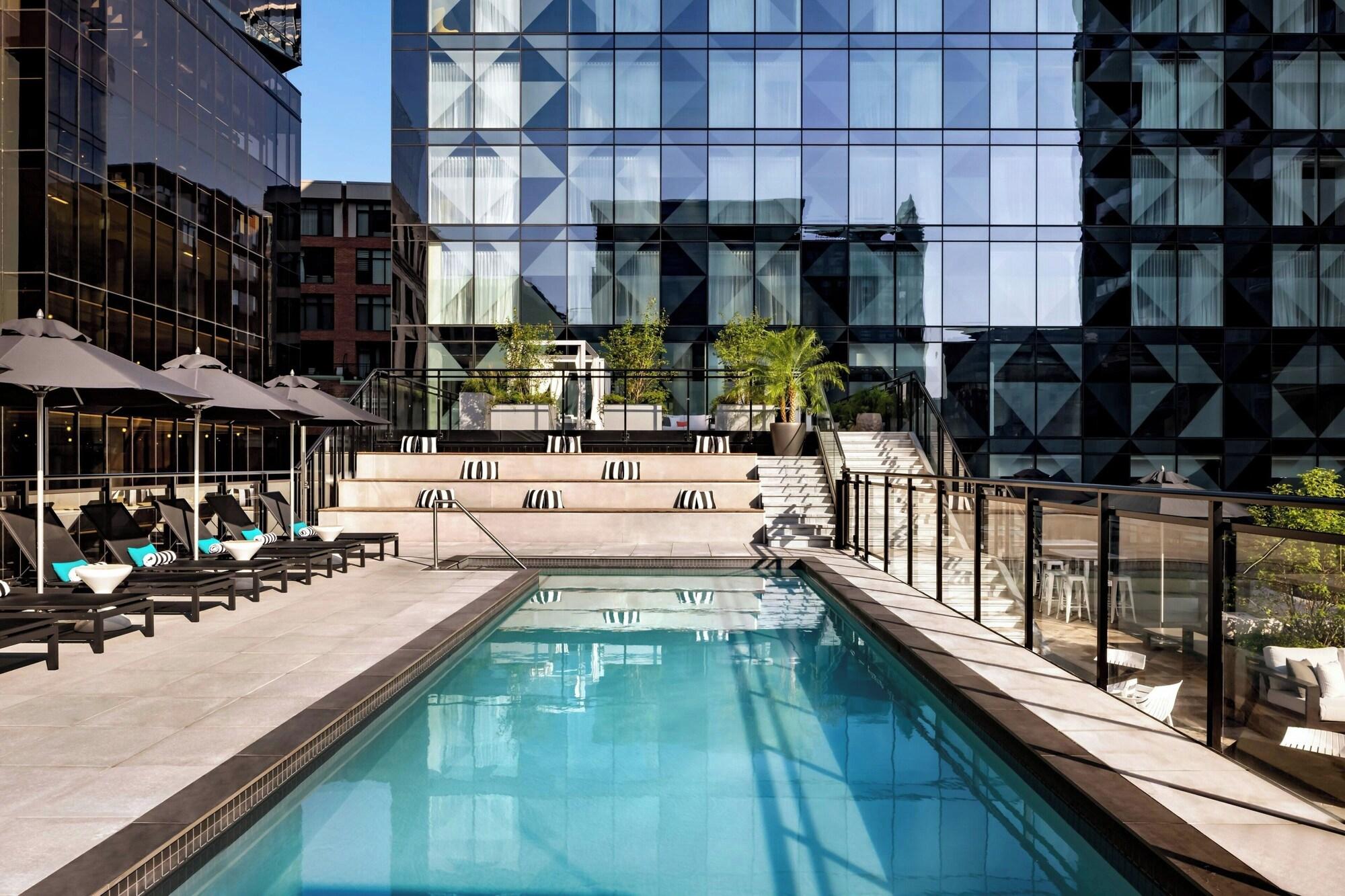 Vista Piscina Humaniti Hotel Montreal, Autograph Collection