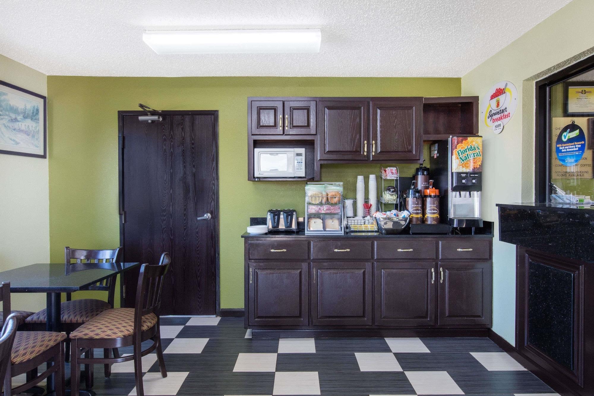 Restaurant Super 8 by Wyndham Aberdeen MD