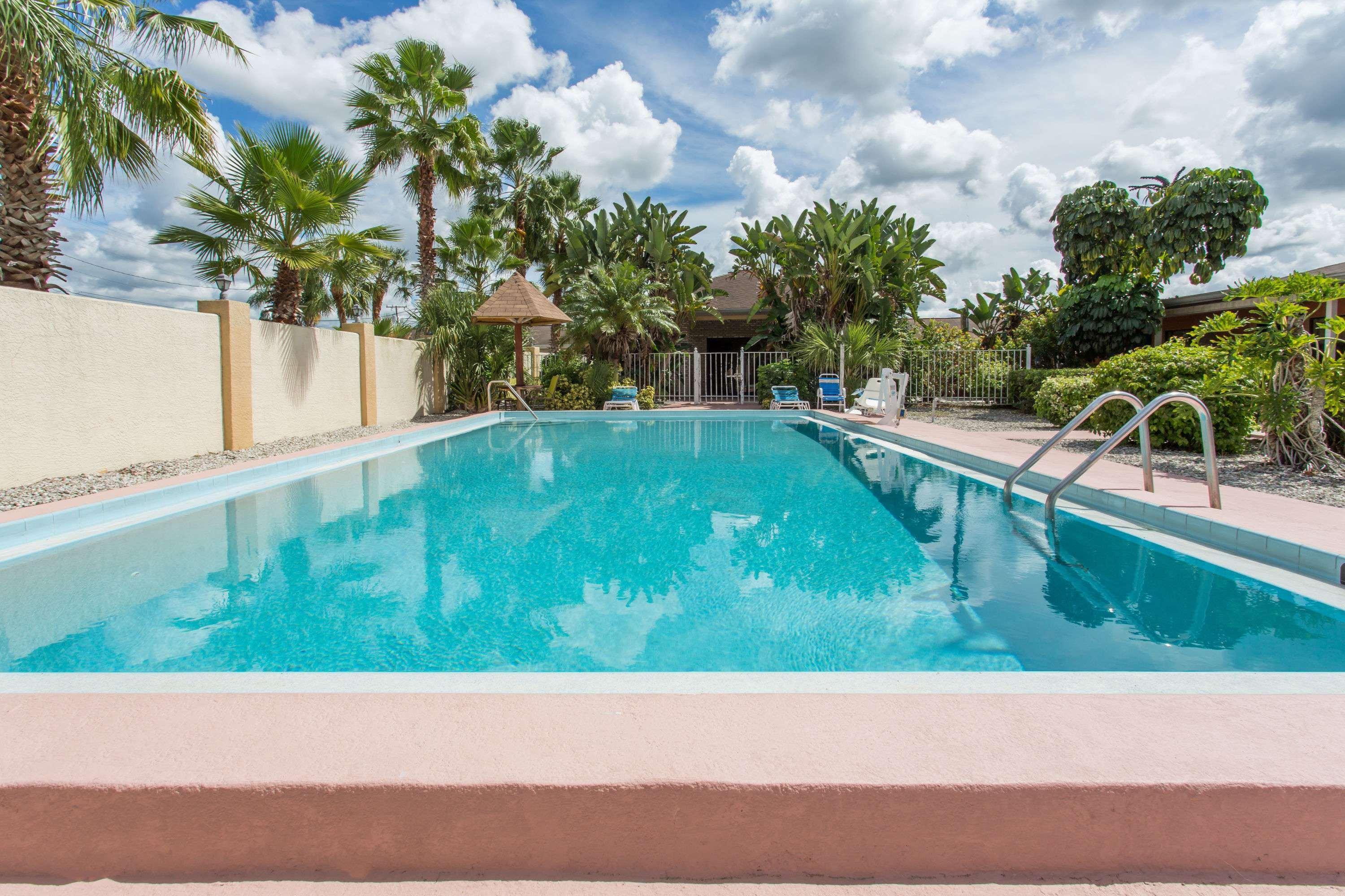 Vista Piscina Knights Inn Arcadia