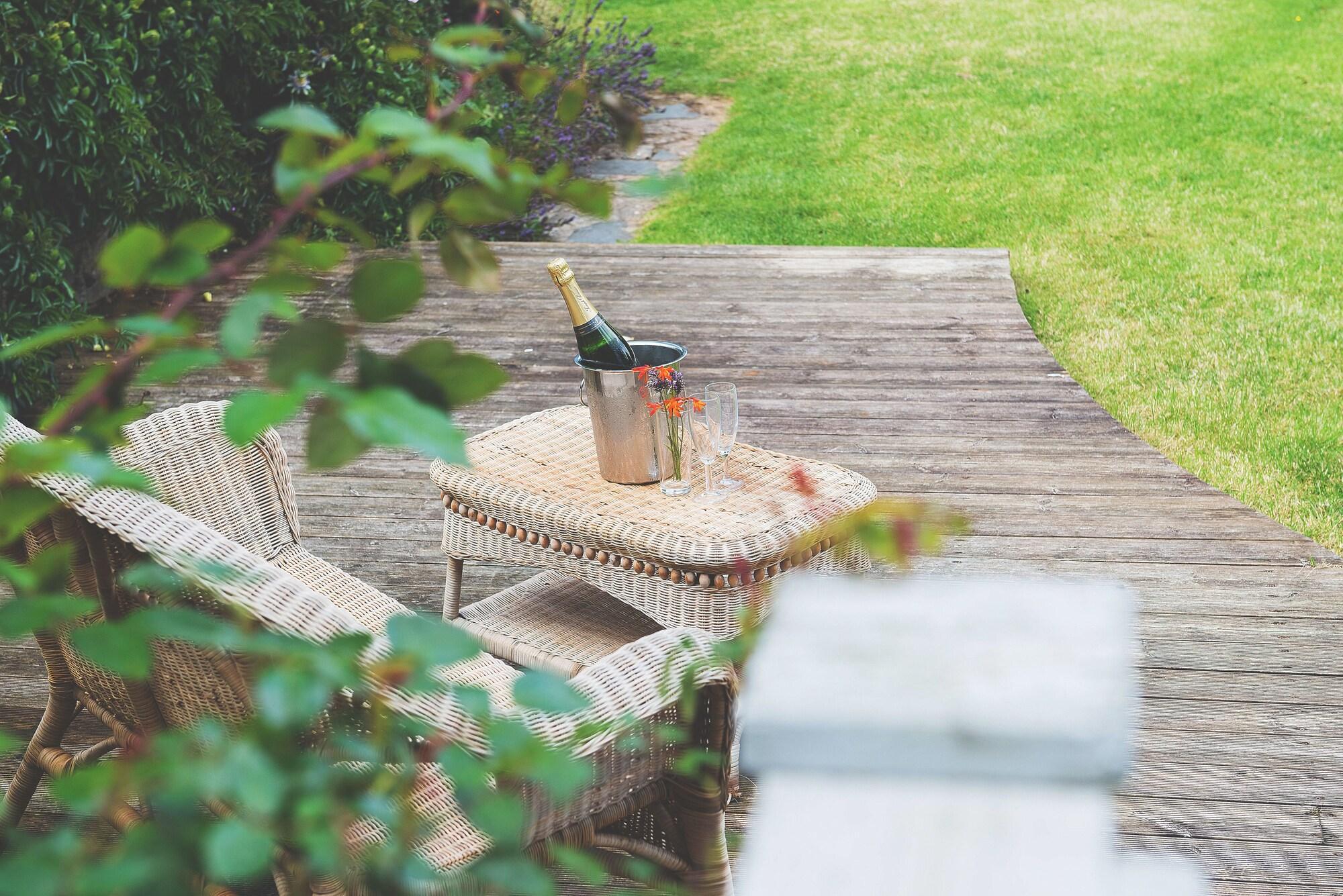 Vista Exterior Rose & Crown