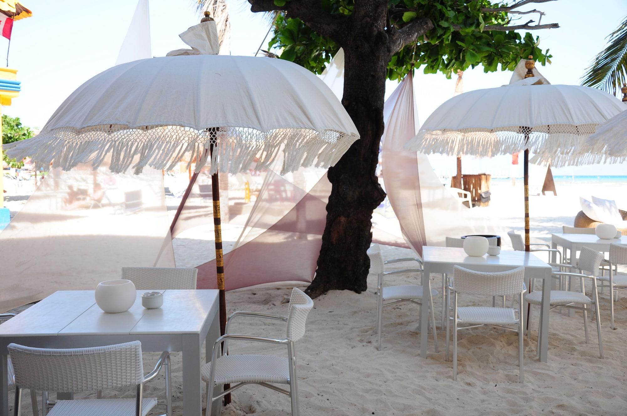 Restaurant Magia Beachside Condo