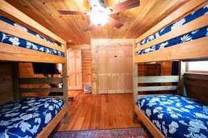 Alquiler Vacacional - Into the Woods- Berkshire Cabin Retreat!