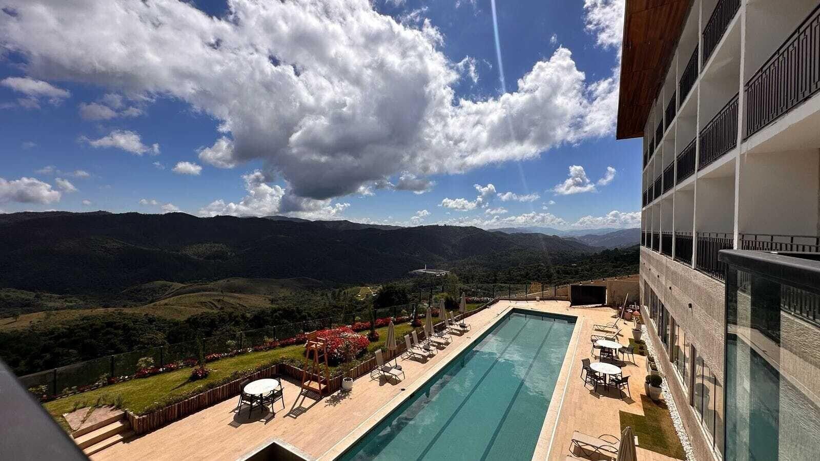 Vista da piscina Gran Paradiso by Livá OFICIAL