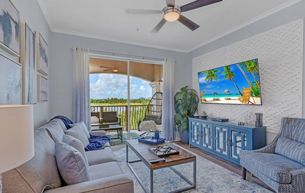 Condo w/ Prime View of Lake, Pool & Fireworks! - Hoteles de lujo en Orlando, Florida