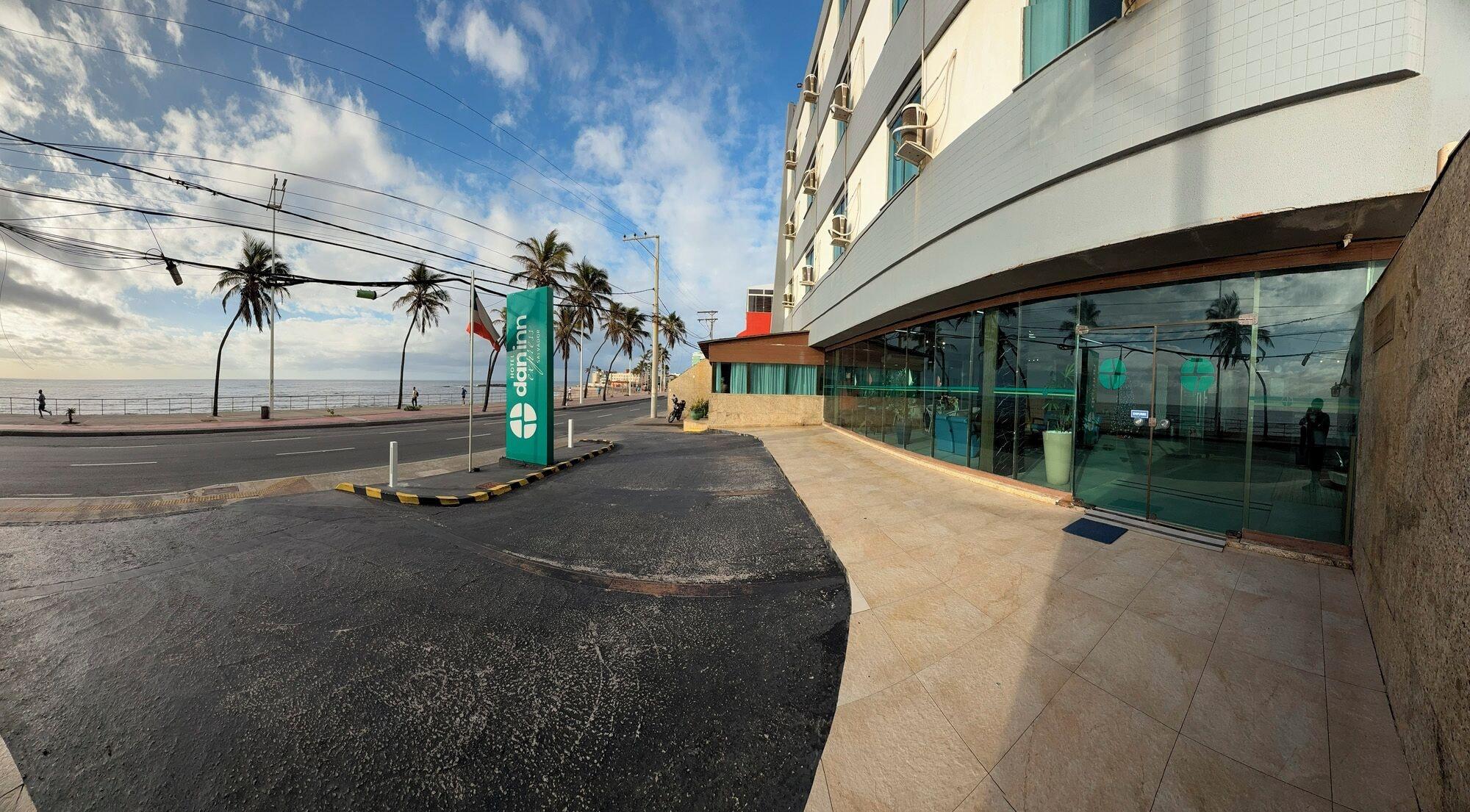 Vista da fachada Dan INN Express Salvador By Nacional Inn