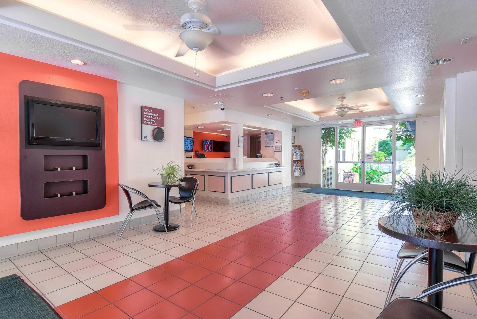 Vista Lobby Motel 6 San Diego, CA - Downtown