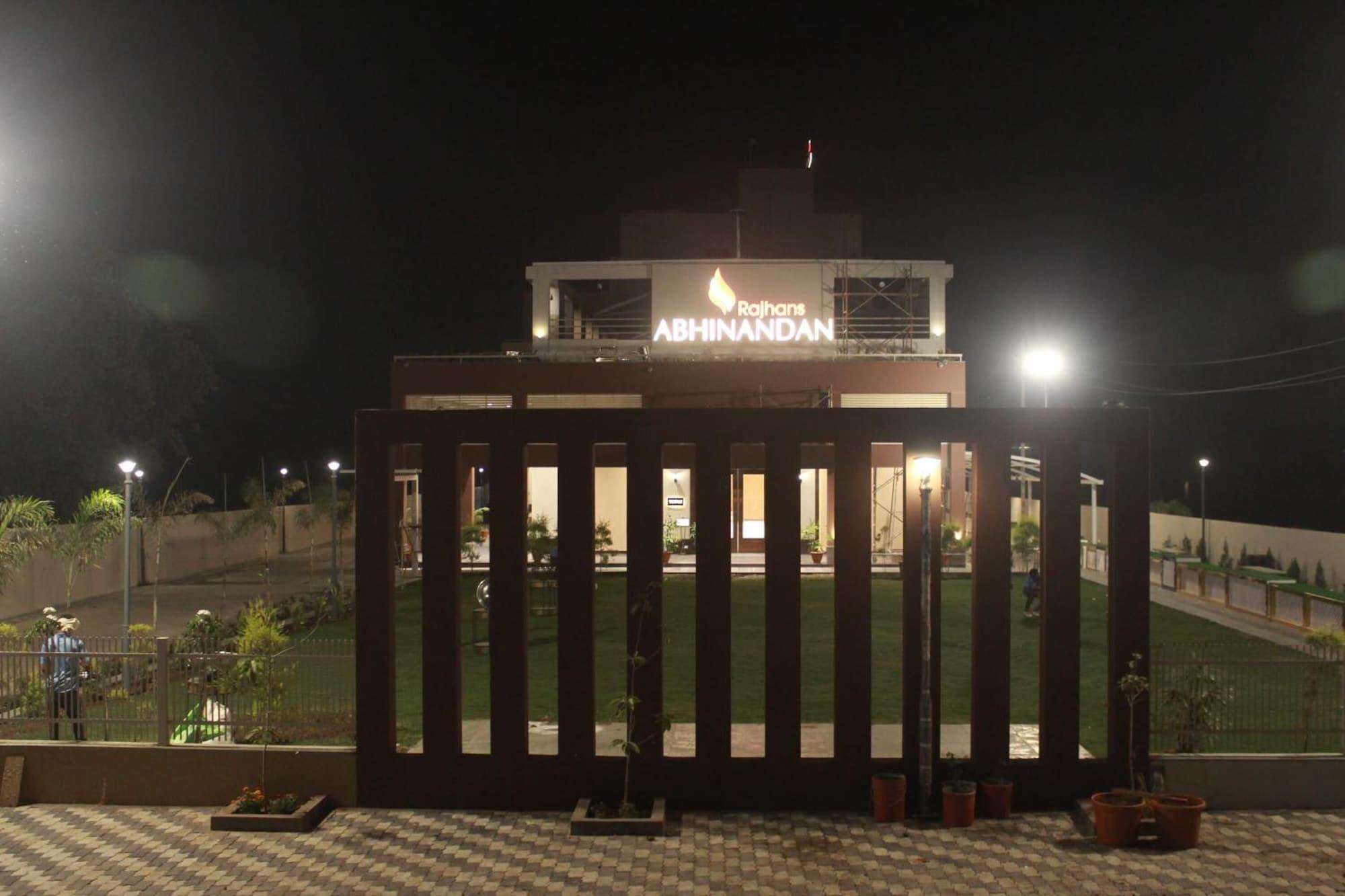 Vista Exterior Hotel Rajhans Abhinandan