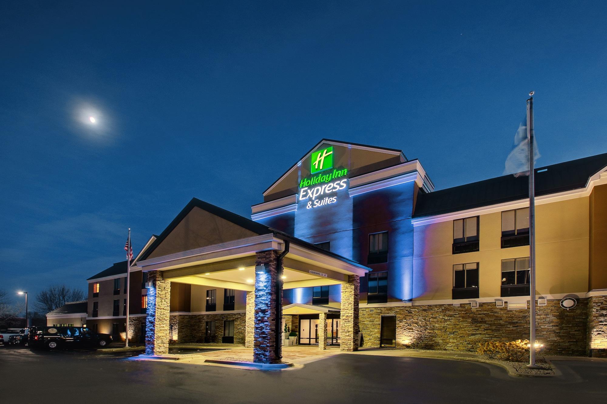 Vista Exterior Holiday Inn Express & Suites - Interstate 380 at 33rd Avenue by IHG