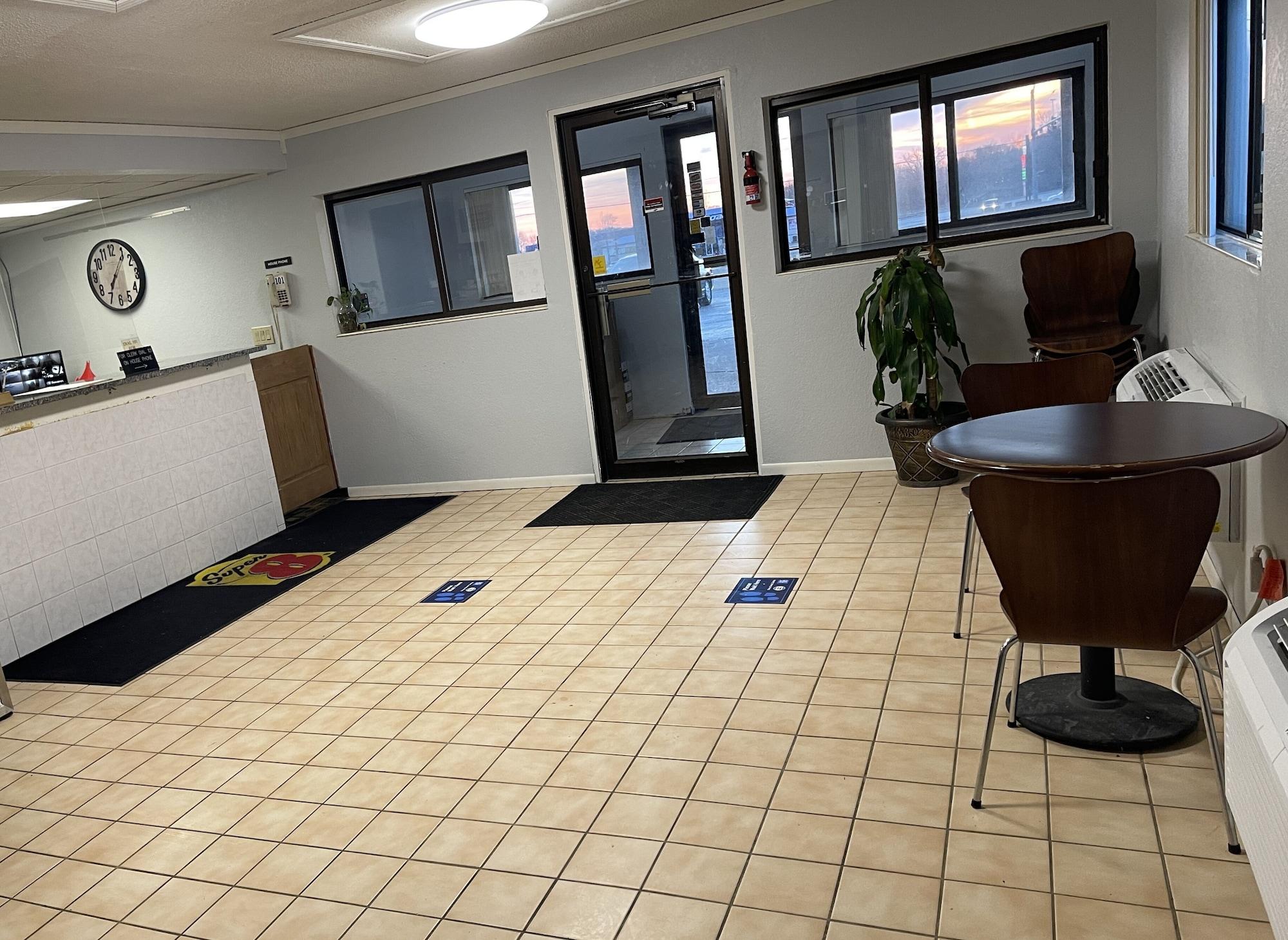 Vista Lobby Super 8 by Wyndham Dixon