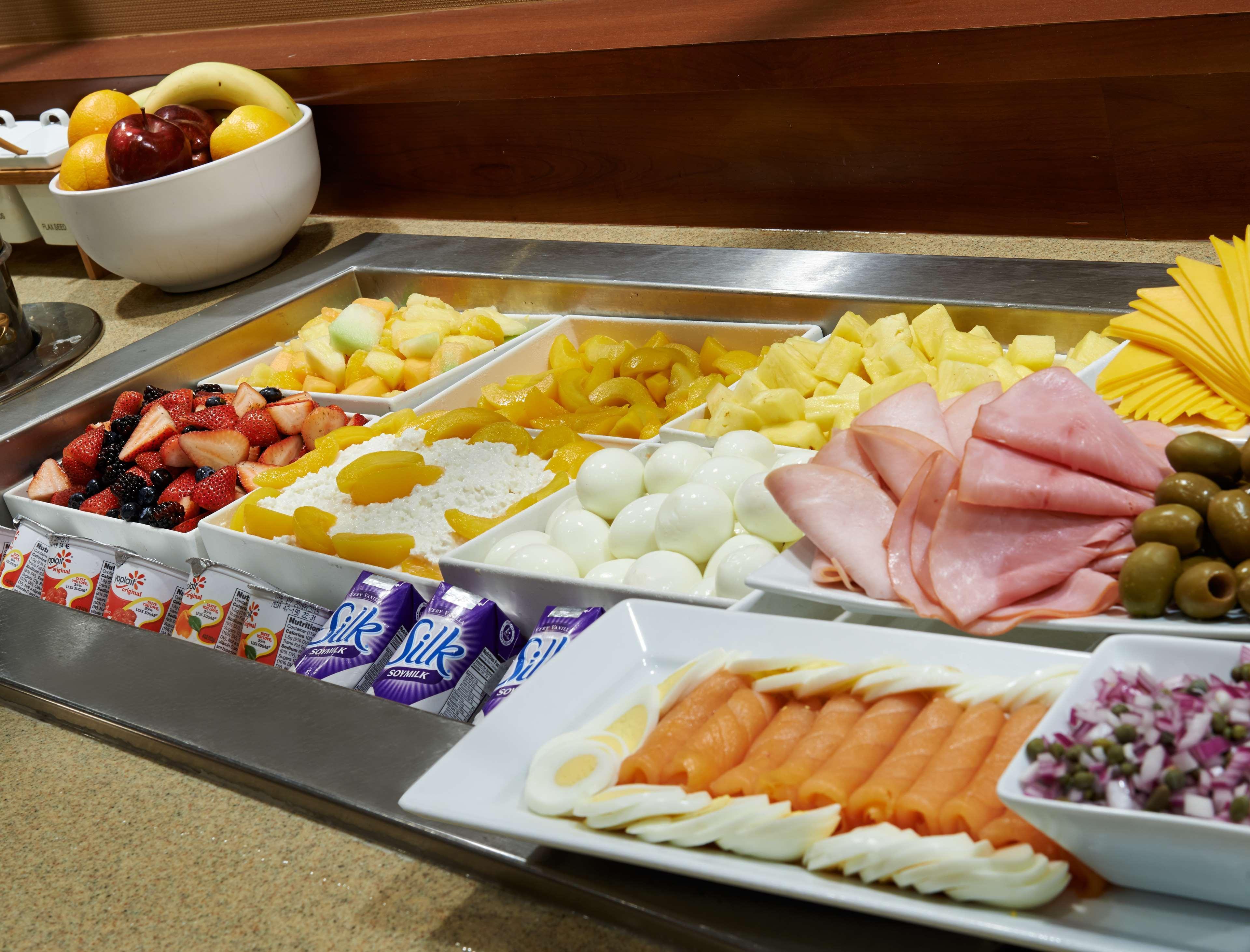 Restaurant DoubleTree by Hilton Detroit - Dearborn