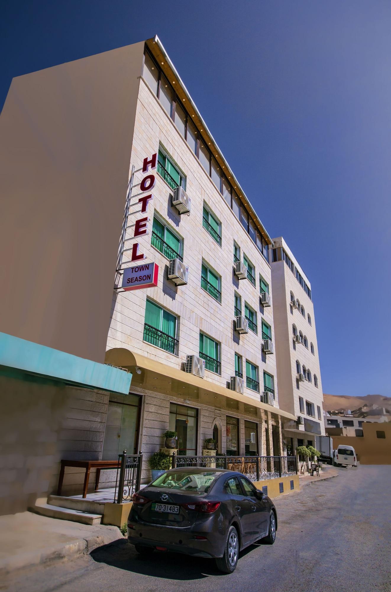 Vista Exterior Town Season Hotel